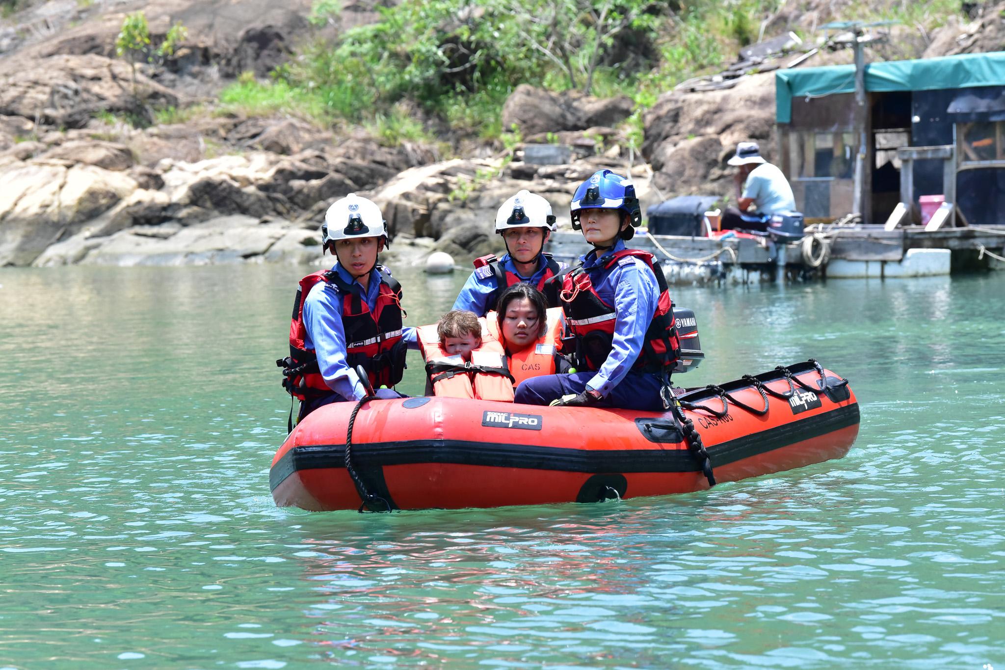 The Civil Aid Service (CAS) organised an exercise codenamed "WINDSTORM" at Wan Tuk Creek on Lantau Island today (May 13). Photo shows CAS members operating a power boat to rescue a victim from a trapped area.
