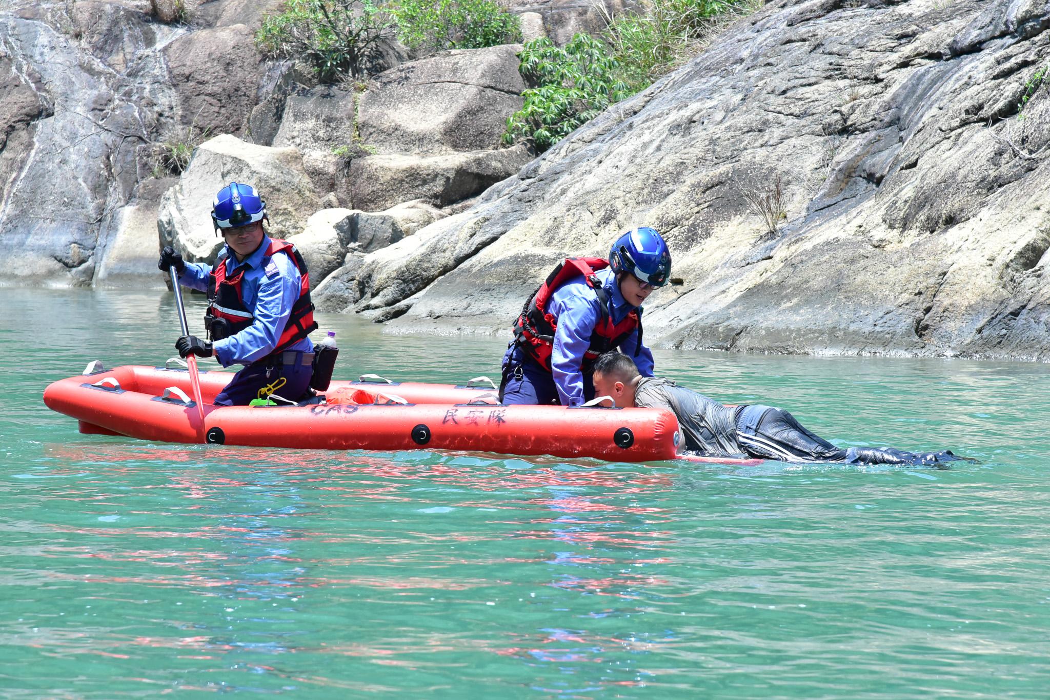 The Civil Aid Service (CAS) organised an exercise codenamed "WINDSTORM" at Wan Tuk Creek on Lantau Island today (May 13). Photo shows CAS members operating an inflatable rescue lifeboat to rescue a victim trapped in a flood.
