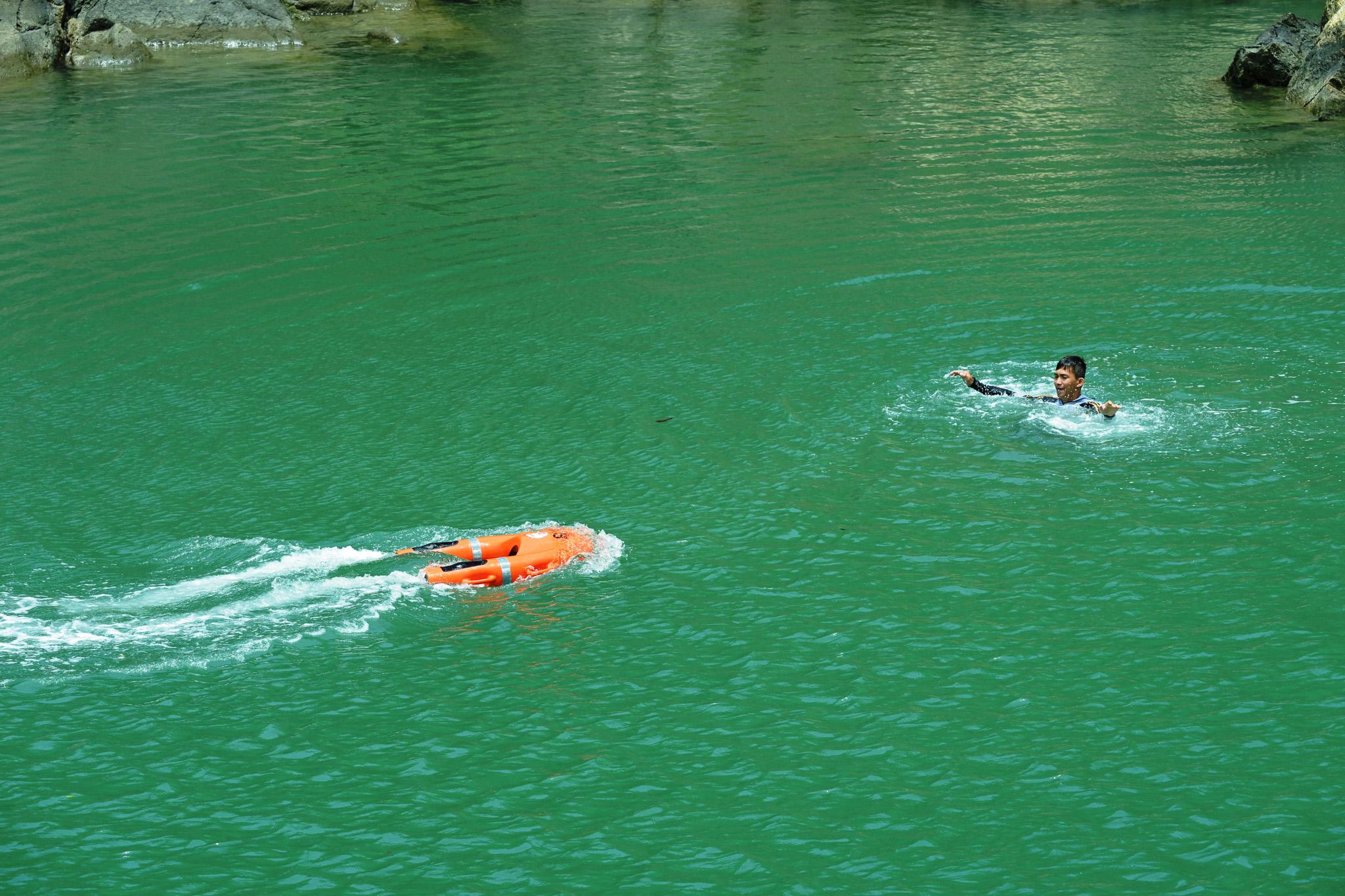 The Civil Aid Service (CAS) organised an exercise codenamed "WINDSTORM" at Wan Tuk Creek on Lantau Island today (May 13). Photo shows a CAS member operating a remote-controlled self-propelled lifebuoy.
