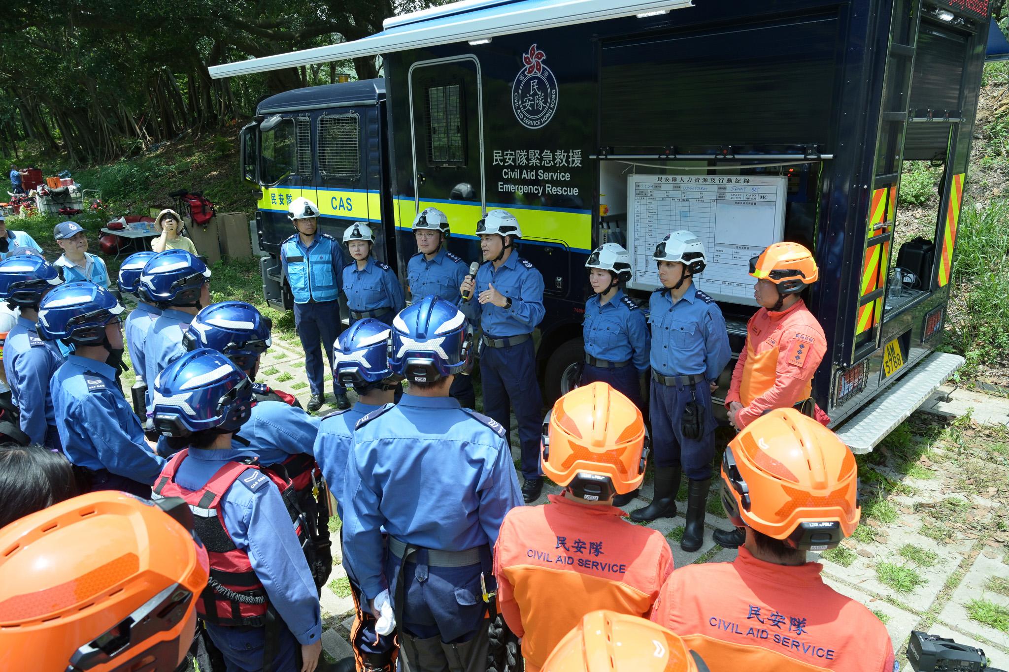 The Civil Aid Service (CAS) organised an exercise codenamed "WINDSTORM" at Wan Tuk Creek on Lantau Island today (May 13). Photo shows CAS's Chief Staff Officer, Mr Leung Kwun-hong (fourth left), reviewing the effectiveness of the exercise.
