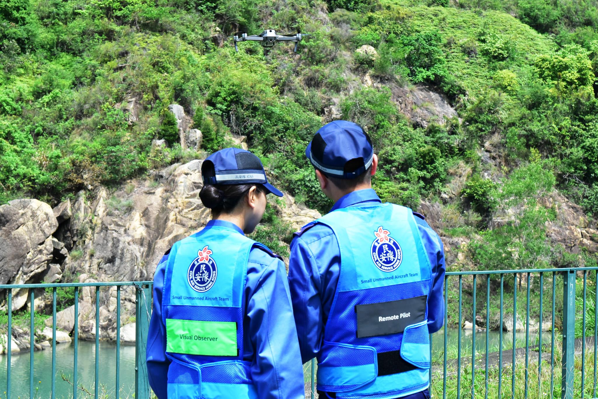 民眾安全服務隊（民安隊）今日（五月十三日）於大嶼山灣篤河道舉行代號為「極風」的演習。圖示民安隊人員操作無人機搜索洪水區域。
