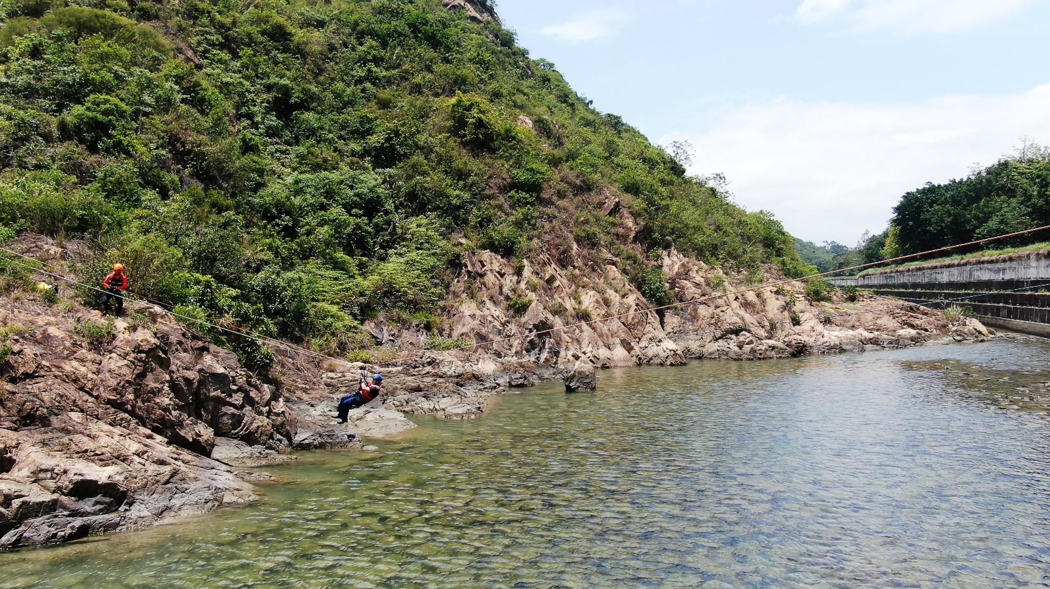 民眾安全服務隊（民安隊）今日（五月十三日）於大嶼山灣篤河道舉行代號為「極風」的演習。圖示民安隊人員在洪水救出被困村民。
