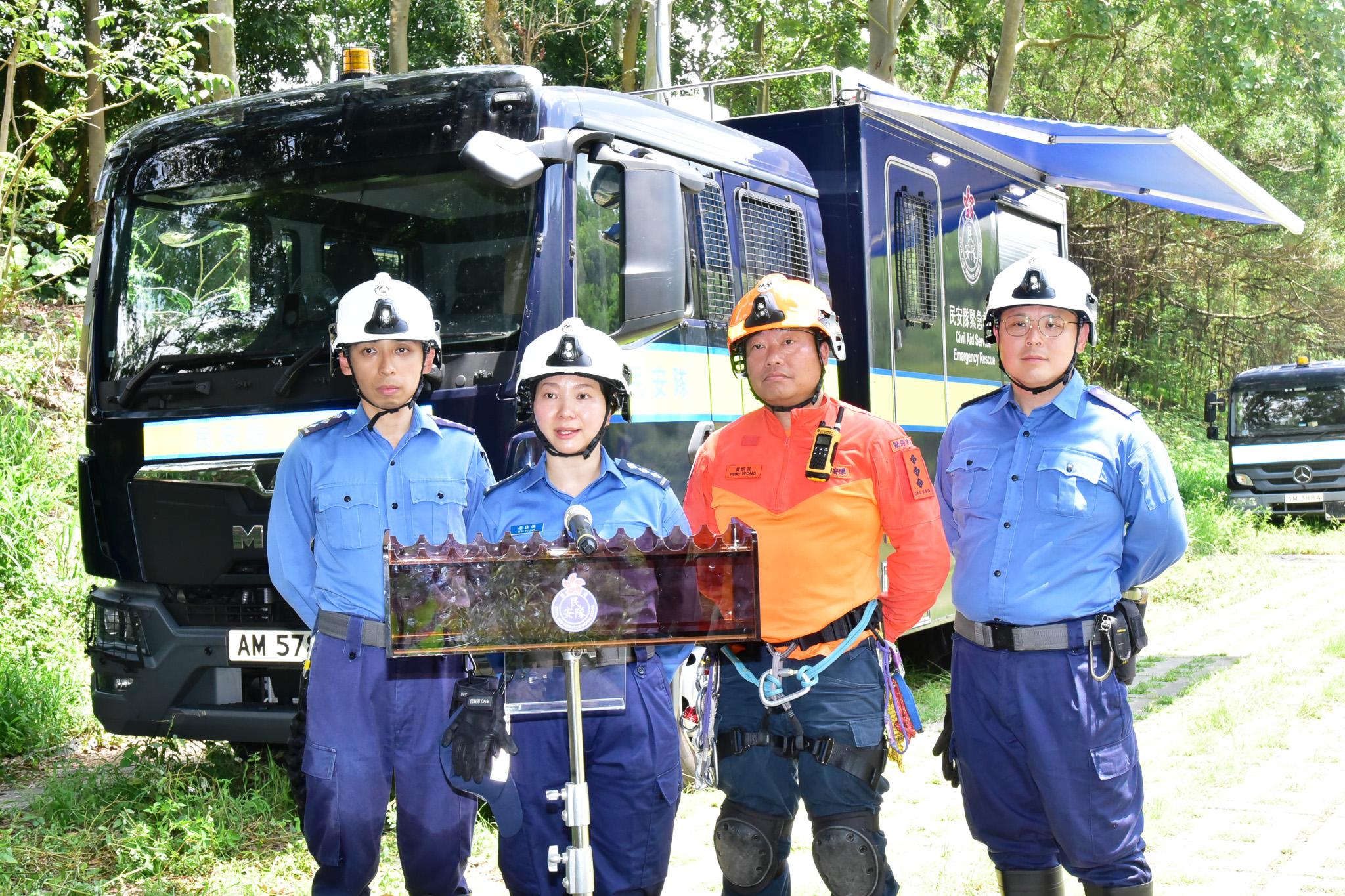 民眾安全服務隊（民安隊）今日（五月十三日）於大嶼山灣篤河道舉行代號為「極風」的演習。圖示民安隊指揮官在模擬新聞發布會中回應記者的提問。
