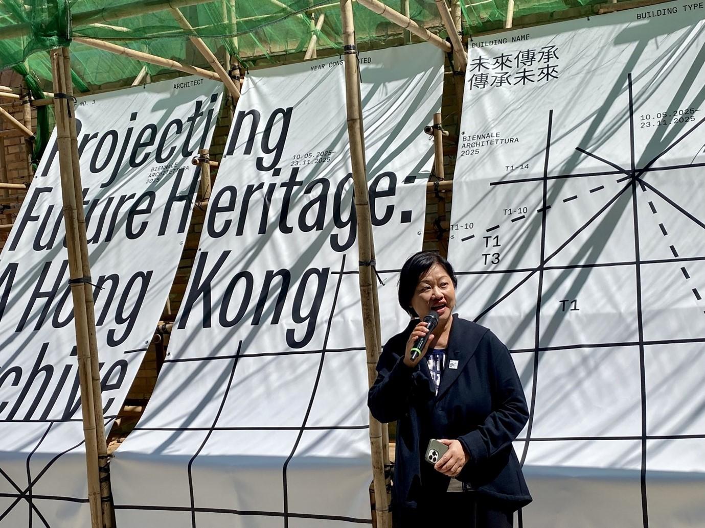 香港駐歐洲聯盟特派代表翁佩雯於五月九日（威尼斯時間）在意大利威尼斯舉行的二○二五年度第十九屆威尼斯國際建築雙年展香港展覽 「Projecting Future Heritage: A Hong Kong Archive」的開幕典禮上致辭。
