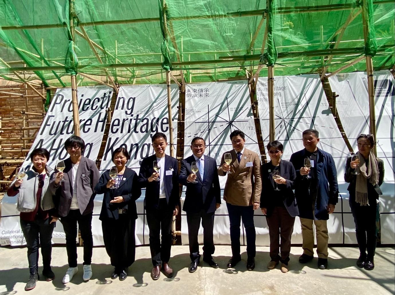 香港展覽「Projecting Future Heritage: A Hong Kong Archive」在五月九日（威尼斯時間）於意大利威尼斯舉行的二○二五年度第十九屆威尼斯國際建築雙年展正式揭幕。圖示香港駐歐洲聯盟特派代表翁佩雯（左三）、中華人民共和國駐意大利共和國兼駐聖馬力諾共和國特命全權大使賈桂德（中）、香港藝術發展局主席霍啟剛（右四）、香港建築師學會雙年展基金會主席潘永祥（左四）以及香港建築師學會會長劉文君（右三）一同出席開幕典禮。