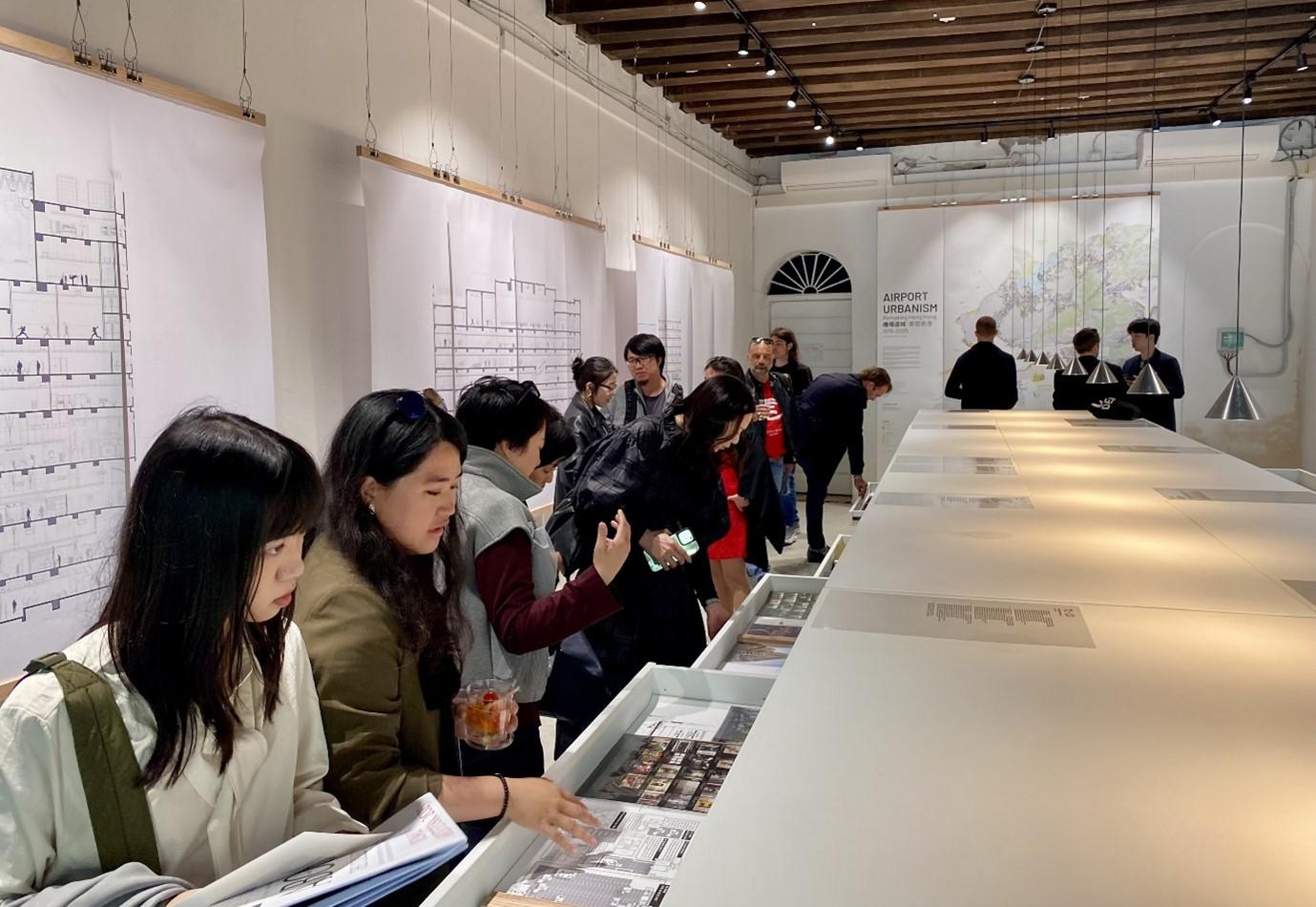 來自文化、創意產業及建築界的代表於五月九日（威尼斯時間）出席在意大利威尼斯舉行的二○二五年度第十九屆威尼斯國際建築雙年展香港展覽「Projecting Future Heritage: A Hong Kong Archive」的開幕典禮。
