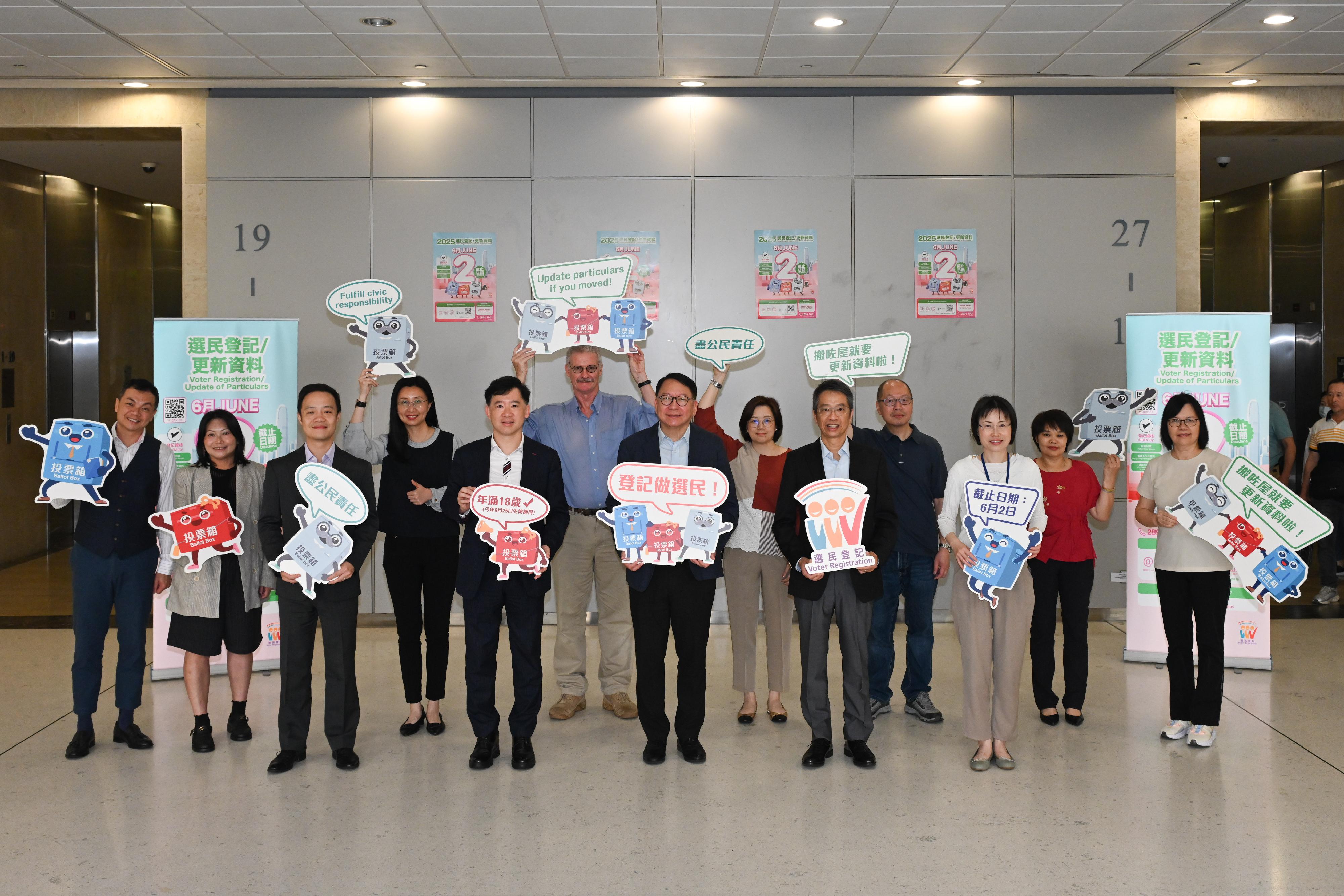 政務司司長陳國基今日（五月十三日）聯同四個公務員中央評議會的代表，一起到位於金鐘政府合署的多個樓層，呼籲同事積極登記成為選民，並在今年十二月七日舉行的立法會換屆選舉踴躍投票，履行公民責任。圖示陳國基（前排中）、署理政制及內地事務局局長胡健民（前排左二）、公務員事務局常任秘書長梁卓文（前排右二）、公務員事務局副秘書長劉思敏（前排右一）和署理政制及內地事務局副秘書長郭中宏（前排左一）與中央評議會代表合照。