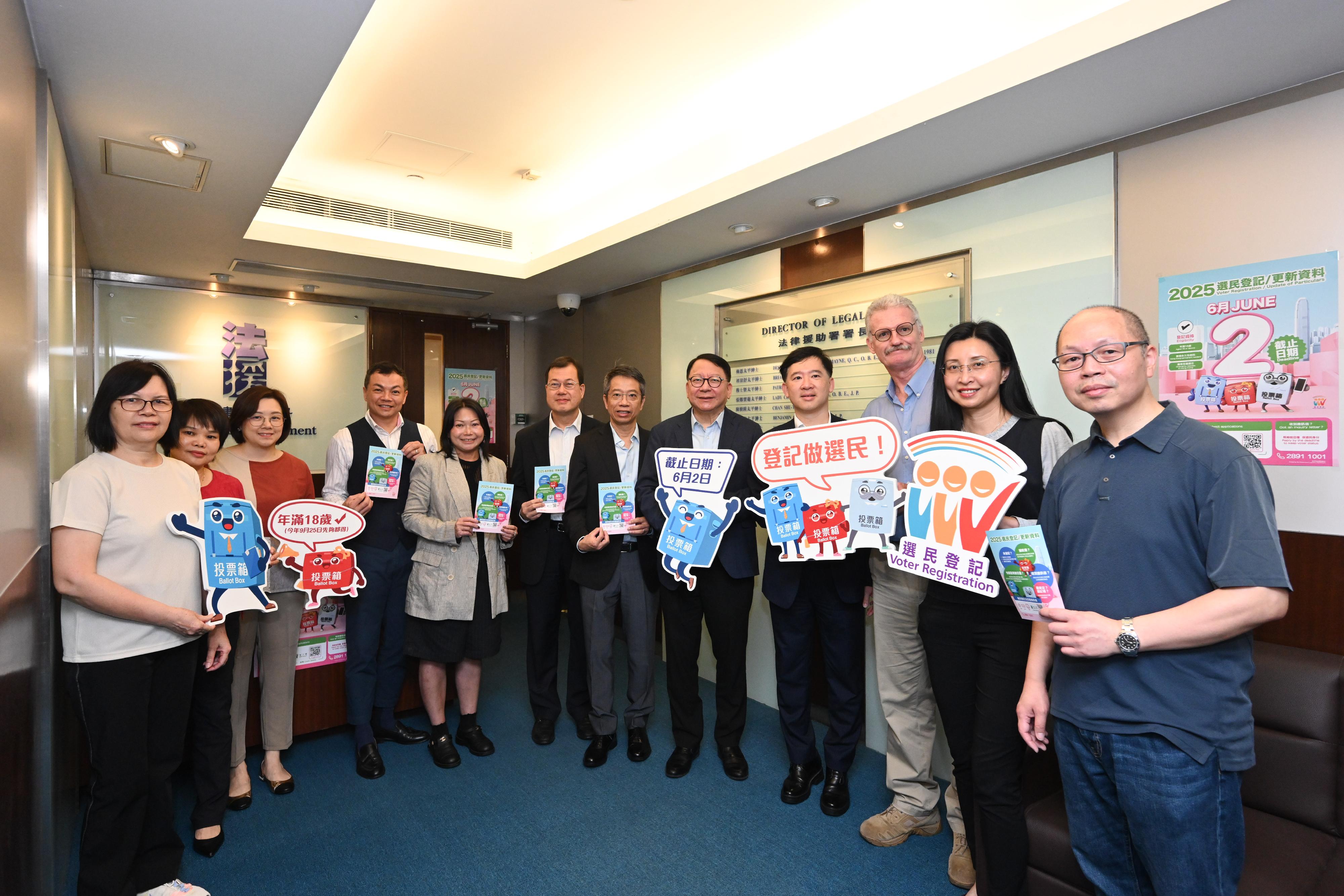 政務司司長陳國基今日（五月十三日）聯同四個公務員中央評議會的代表，一起到位於金鐘政府合署的多個樓層，呼籲同事積極登記成為選民，並在今年十二月七日舉行的立法會換屆選舉踴躍投票，履行公民責任。圖示陳國基（右五）、署理政制及內地事務局局長胡健民（右四）、公務員事務局常任秘書長梁卓文（右六）、法律援助署署長莊因東（左六）和中央評議會代表在法律援助署合照。