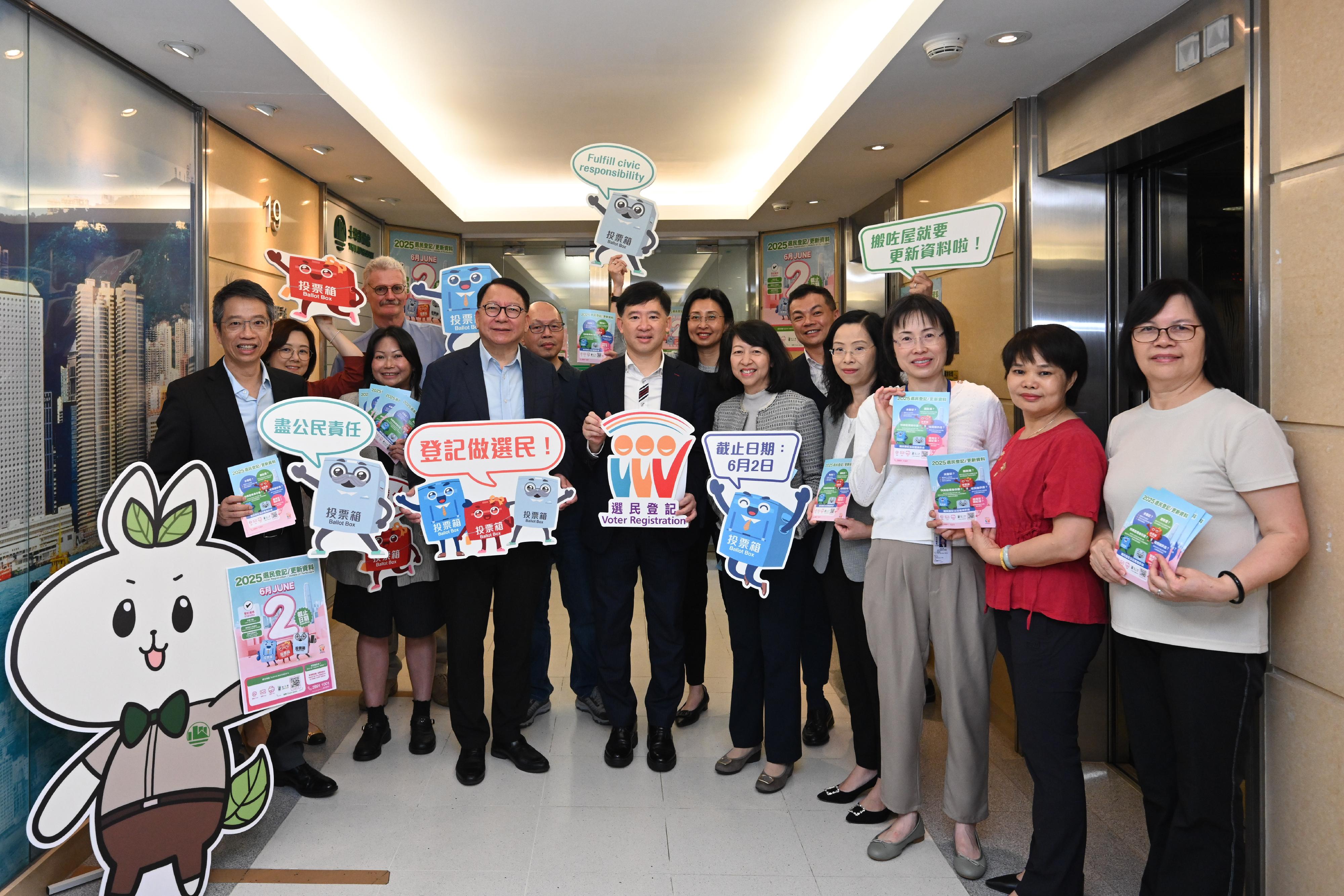 政務司司長陳國基今日（五月十三日）聯同四個公務員中央評議會的代表，一起到位於金鐘政府合署的多個樓層，呼籲同事積極登記成為選民，並在今年十二月七日舉行的立法會換屆選舉踴躍投票，履行公民責任。圖示陳國基（前排左二）、署理政制及內地事務局局長胡健民（前排左三）、公務員事務局常任秘書長梁卓文（前排左一）、土地註冊處處長譚惠儀（前排左四）和中央評議會代表等人在土地註冊處合照。