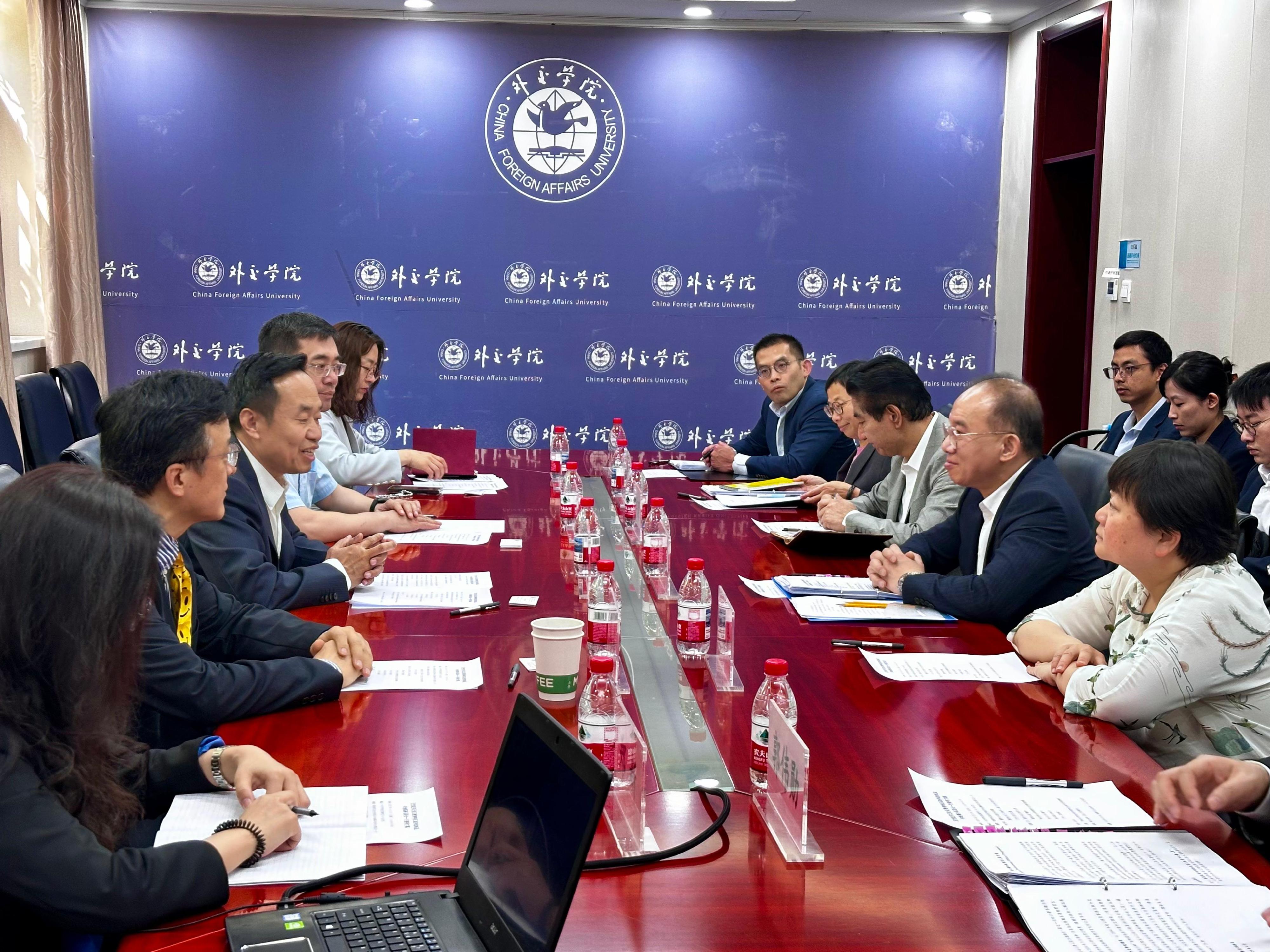 The Secretary for Constitutional and Mainland Affairs, Mr Erick Tsang Kwok-wai (second right), led the HKSAR Government delegation to visit the China Foreign Affairs University in Beijing today (May 13), during which he met with the Secretary of the CPC Committee of China Foreign Affairs University, Ambassador Mr Wang Shiting (third left) and other staff members to exchange on issues of mutual concern.