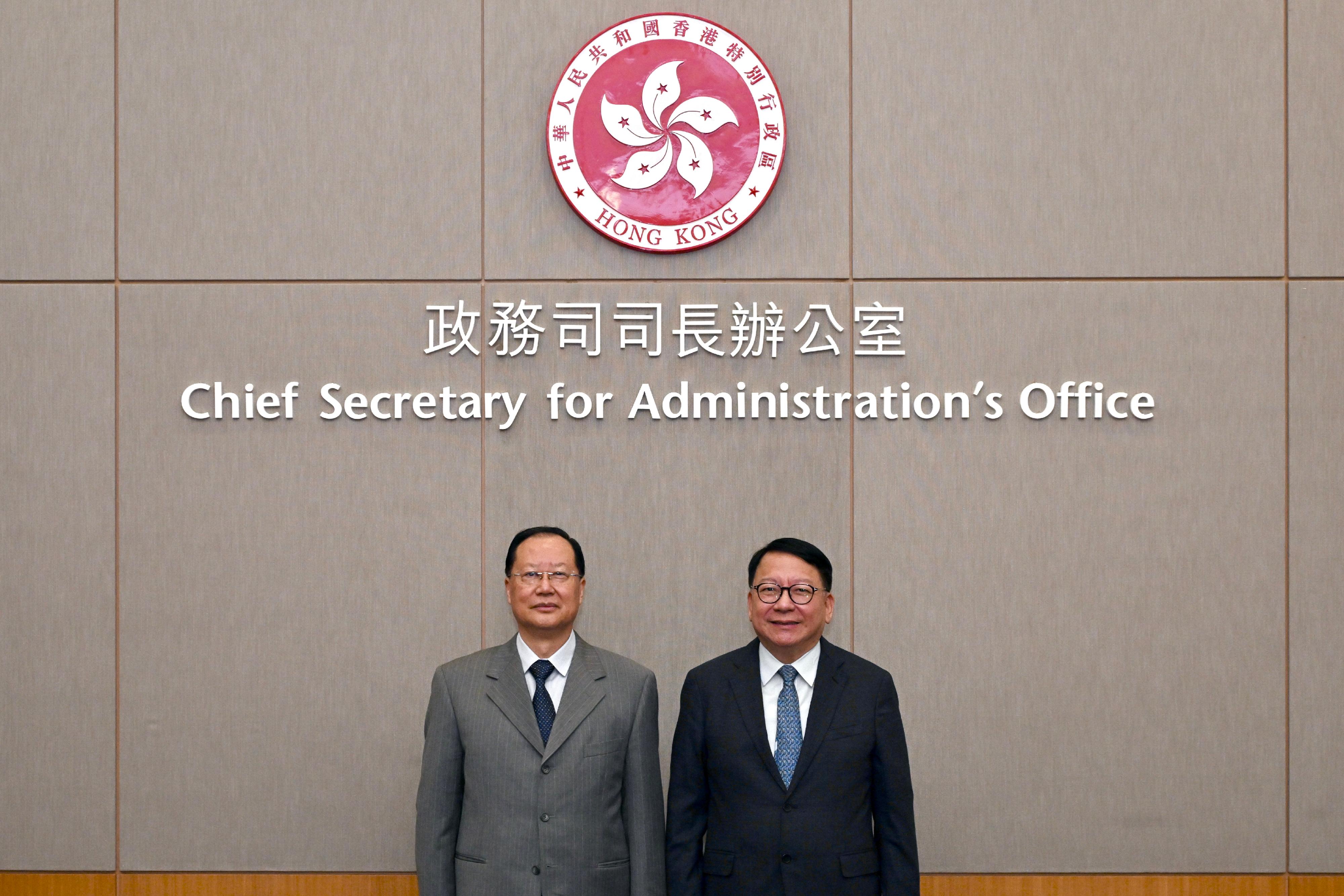 署理行政長官陳國基（右）今日（五月十三日）與湖南省省長毛偉明（左）會面。