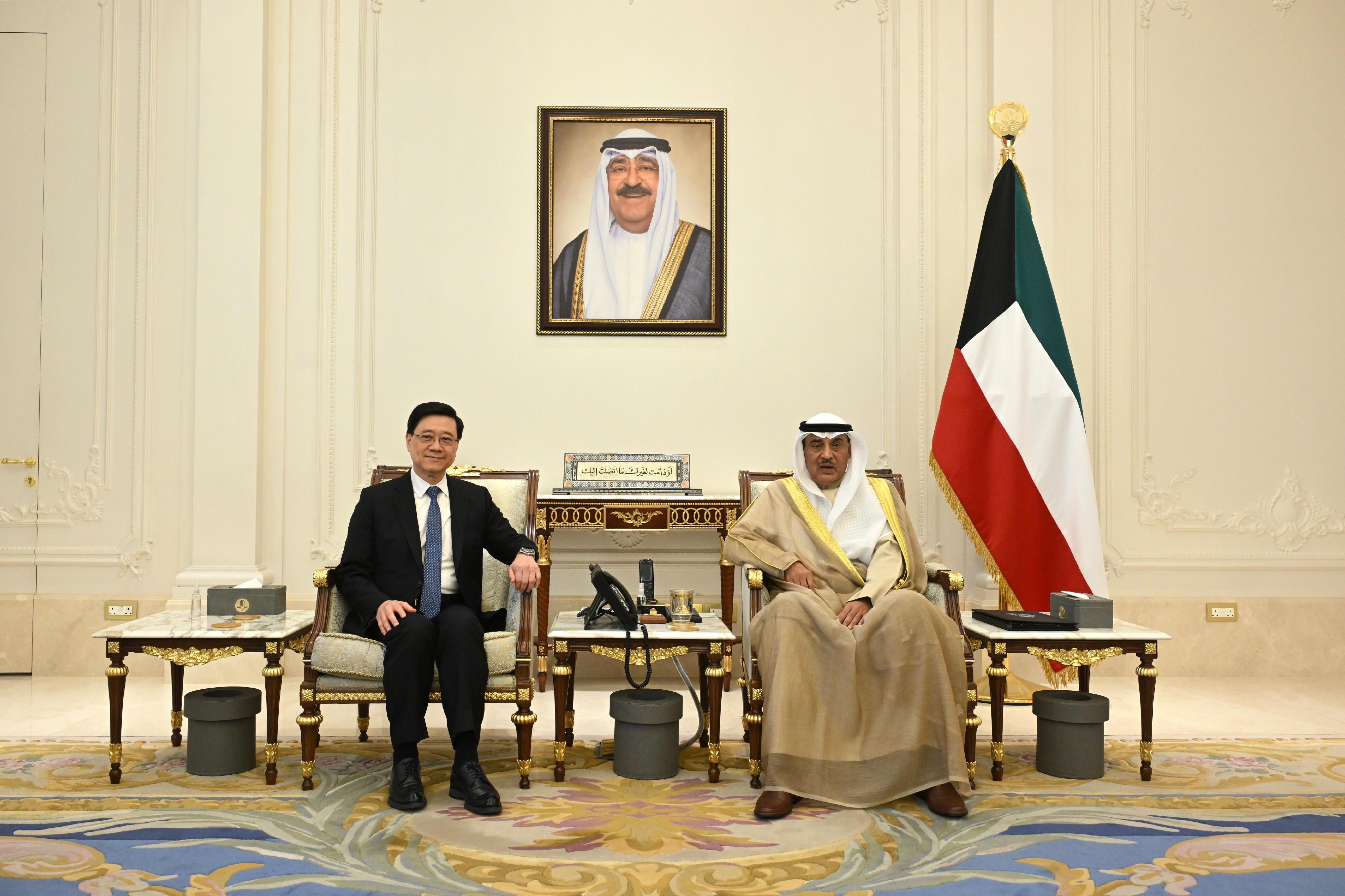 行政長官李家超（左）今日（五月十三日）在科威特與科威特王儲Sabah Al-Khaled Al-Hamad Al-Mubarak Al-Sabah（右）會面。