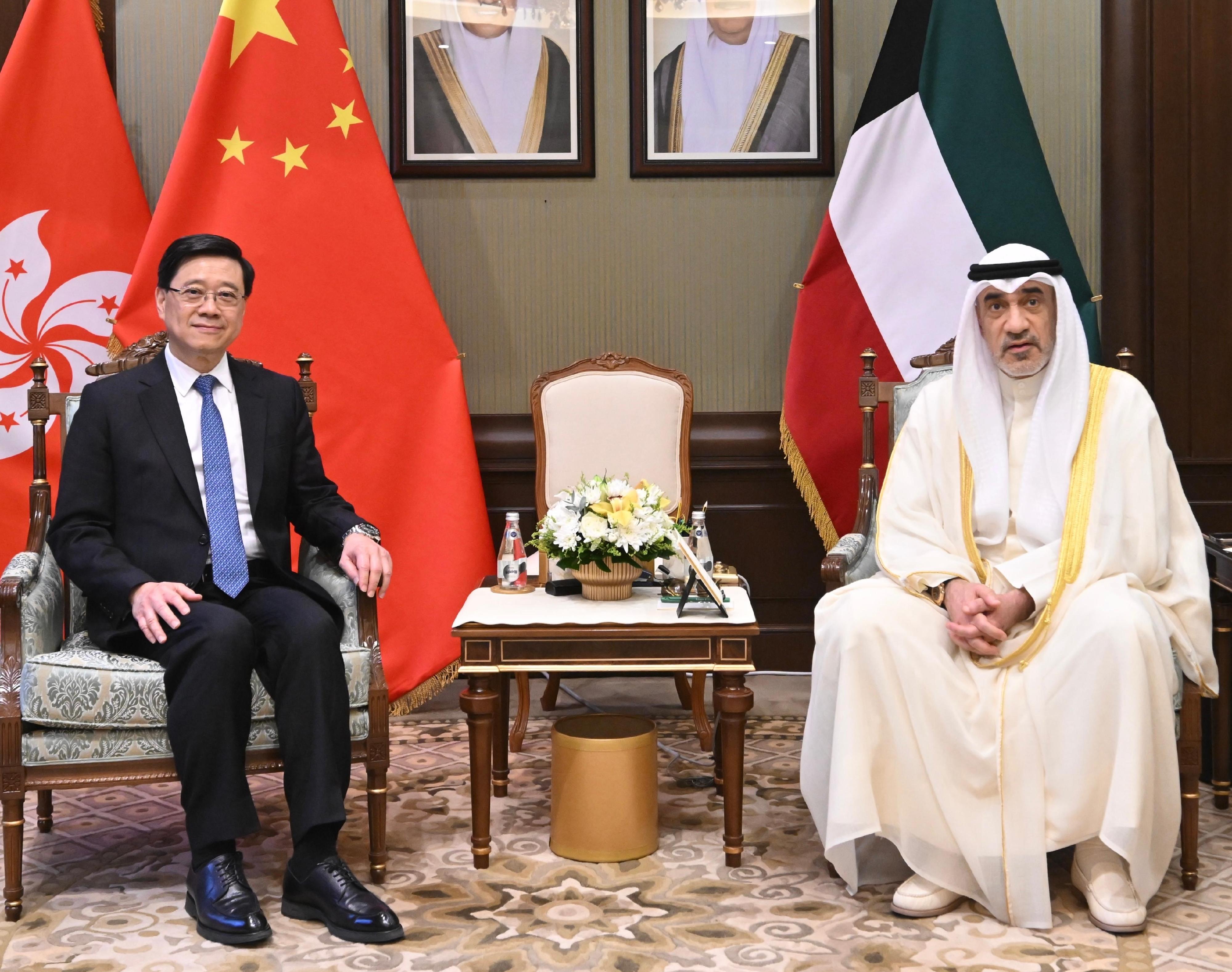 行政長官李家超（左）今日（五月十三日）在科威特與科威特署理首相Fahad Yousuf Saud Al-Sabah（右）會面。