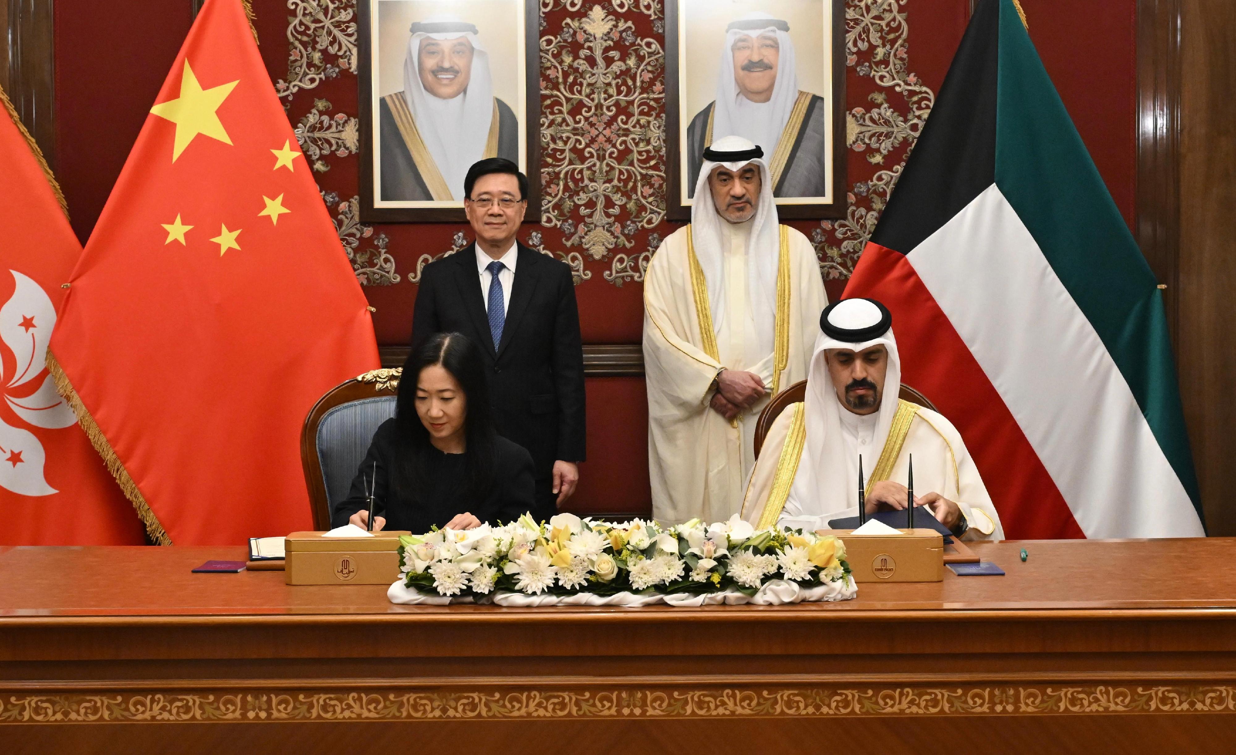 行政長官李家超今日（五月十三日）在科威特出席香港與科威特合作備忘錄簽署儀式。圖示李家超（後排左）見證香港貿易發展局與科威特直接投資促進局簽署合作備忘錄。