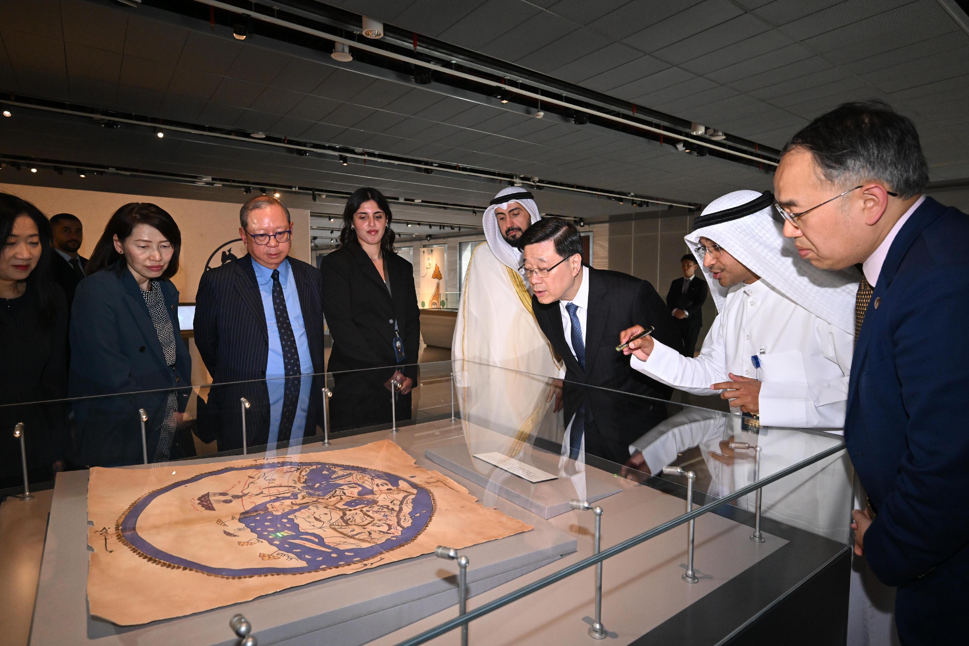 行政長官李家超（右三）今日（五月十三日）在科威特到訪Sheikh Abdullah Al Salem文化中心，了解科威特的文化藝術項目和發展情況。