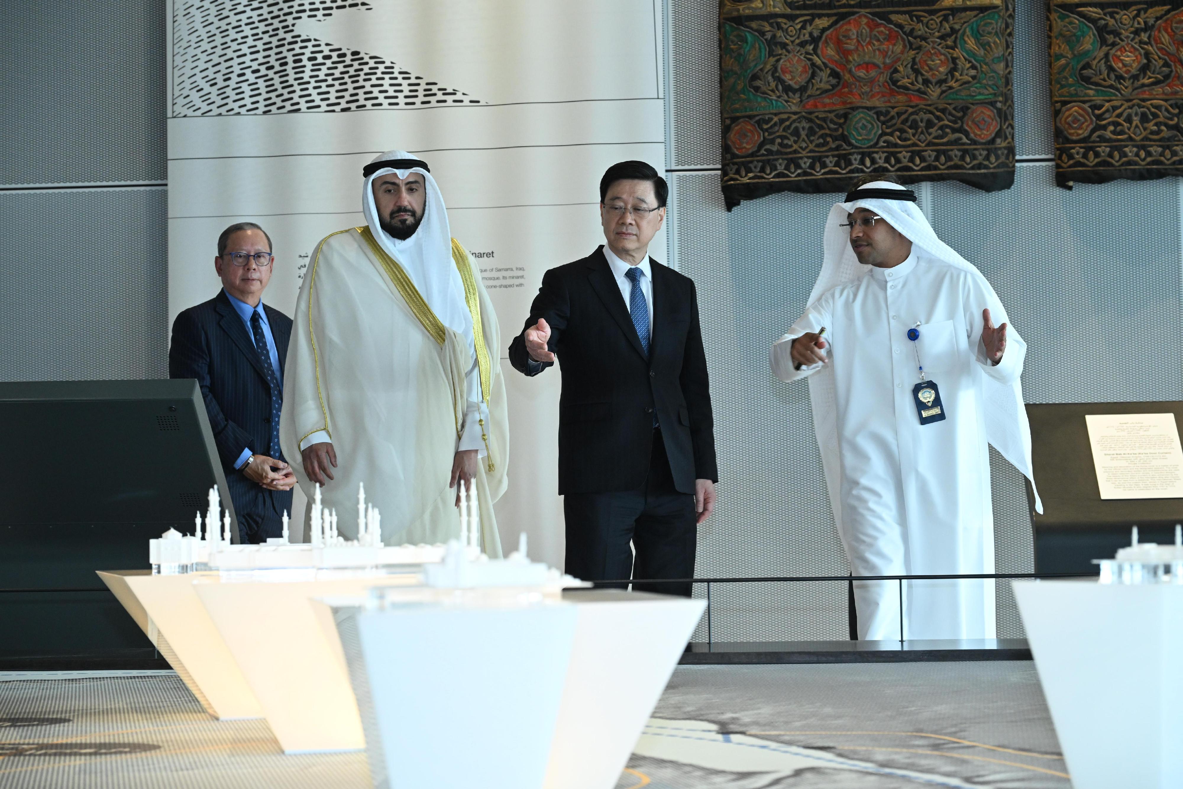 行政長官李家超（右二）今日（五月十三日）在科威特到訪Sheikh Abdullah Al Salem文化中心，了解科威特的文化藝術項目和發展情況。