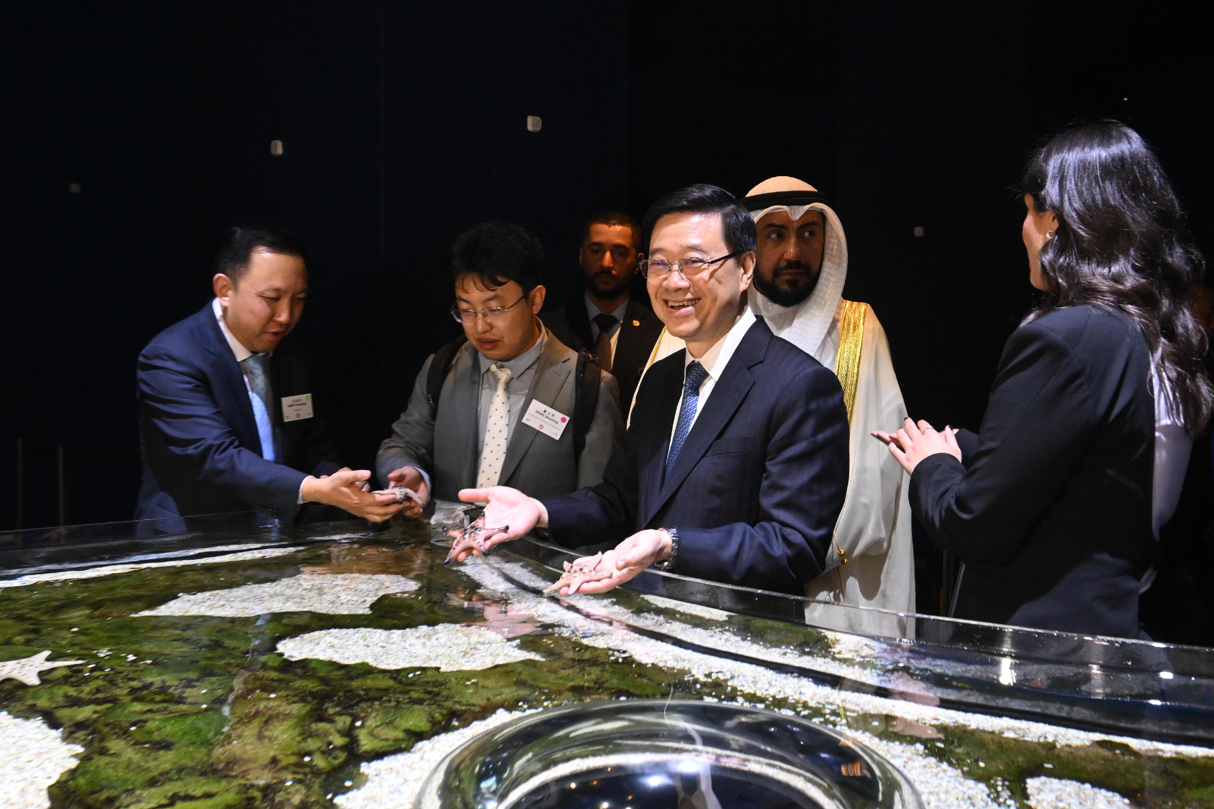 行政長官李家超（右三）今日（五月十三日）在科威特到訪Sheikh Abdullah Al Salem文化中心，了解科威特的文化藝術項目和發展情況。