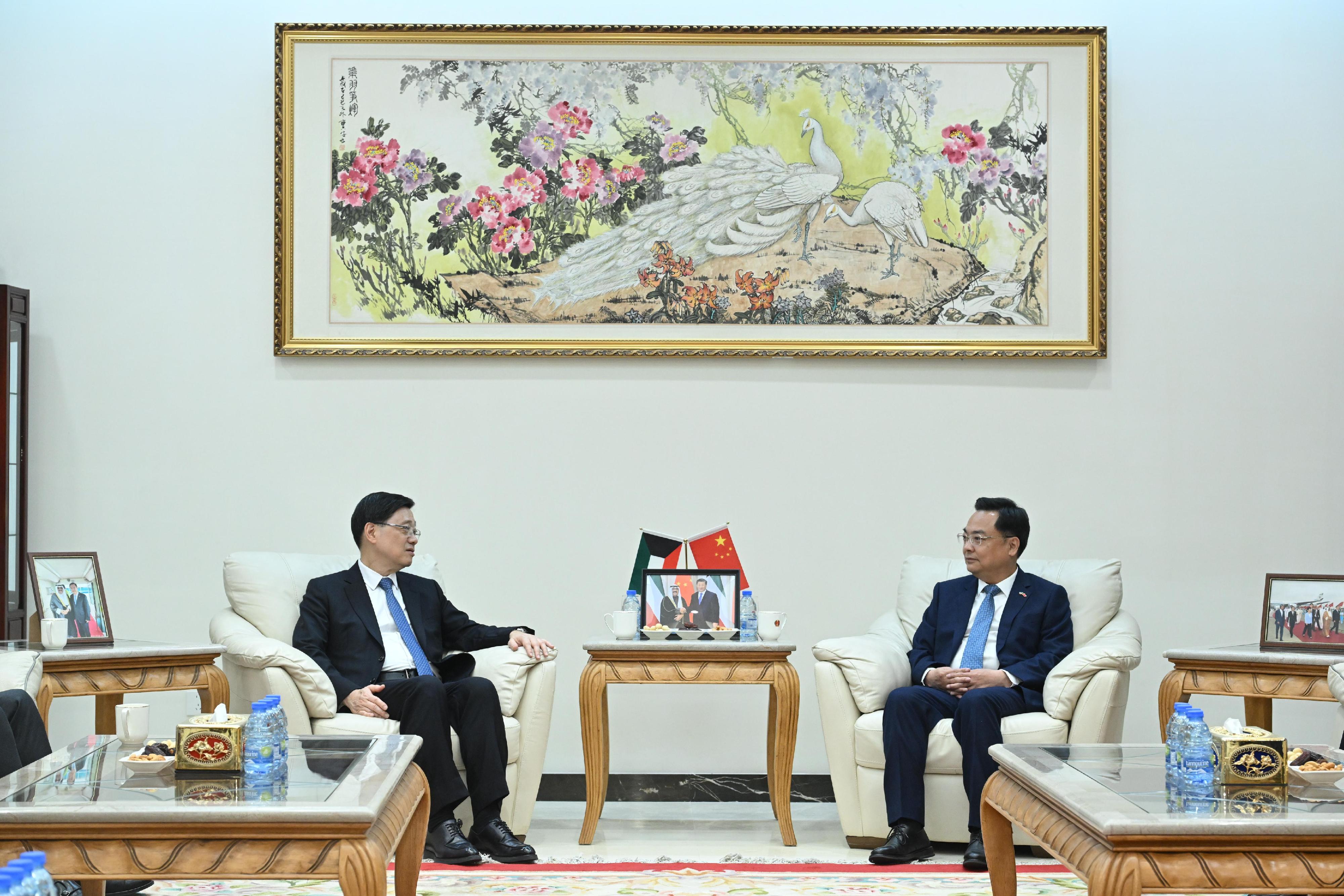 行政長官李家超今日（五月十三日）在科威特出席中華人民共和國駐科威特國特命全權大使張建衛所設的交流餐敍。圖示李家超（左）在交流餐敍前與張建衛（右）會面。