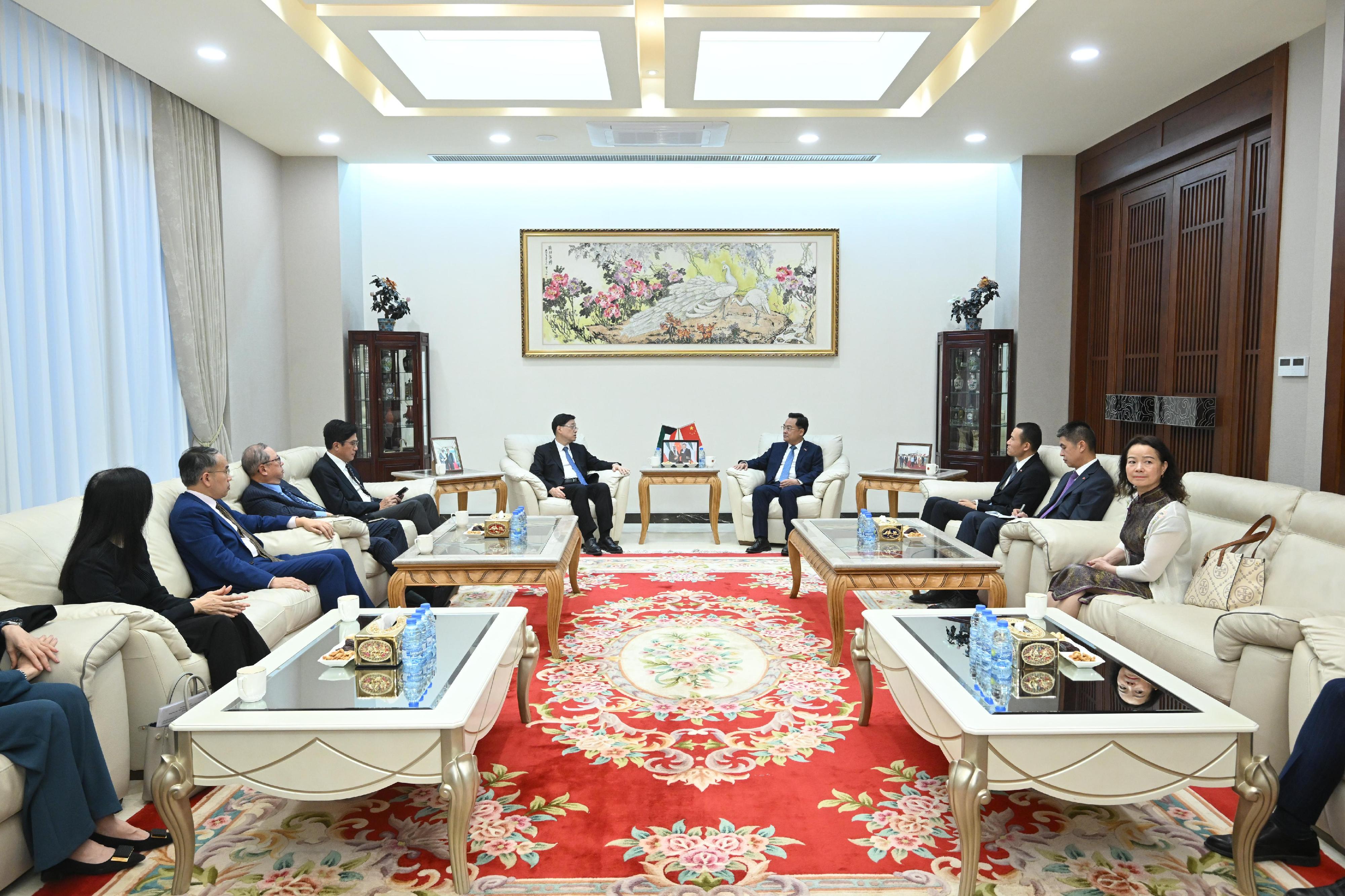 行政長官李家超今日（五月十三日）在科威特出席中華人民共和國駐科威特國特命全權大使張建衛所設的交流餐敍。圖示李家超（左五）在交流餐敍前與張建衛（右四）會面。