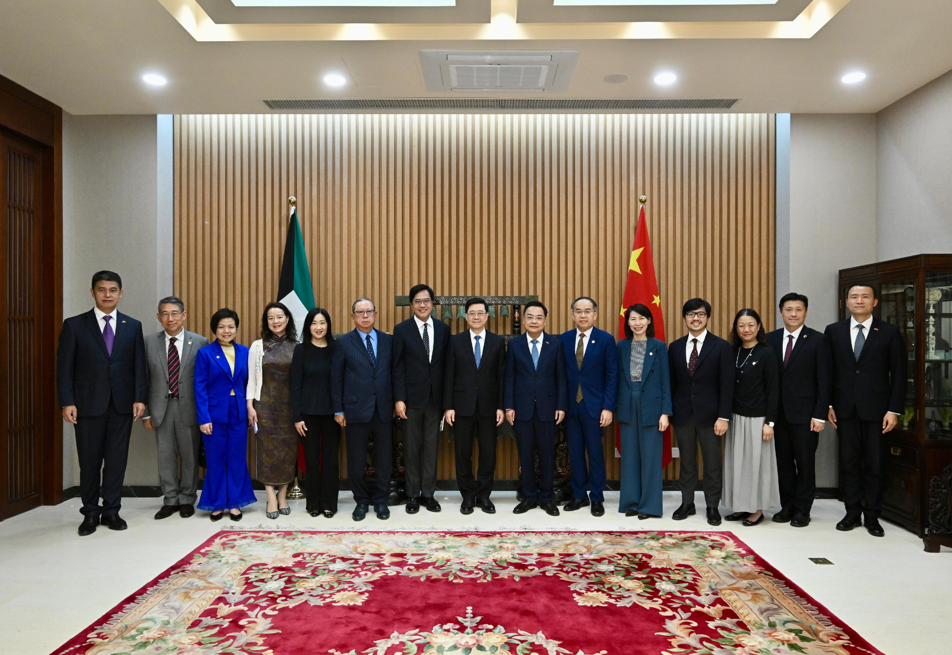 行政長官李家超今日（五月十三日）在科威特出席中華人民共和國駐科威特國特命全權大使張建衛所設的交流餐敍。圖示李家超（右八）、張建衛（右七）及政府官員在交流餐敍前會面合照。