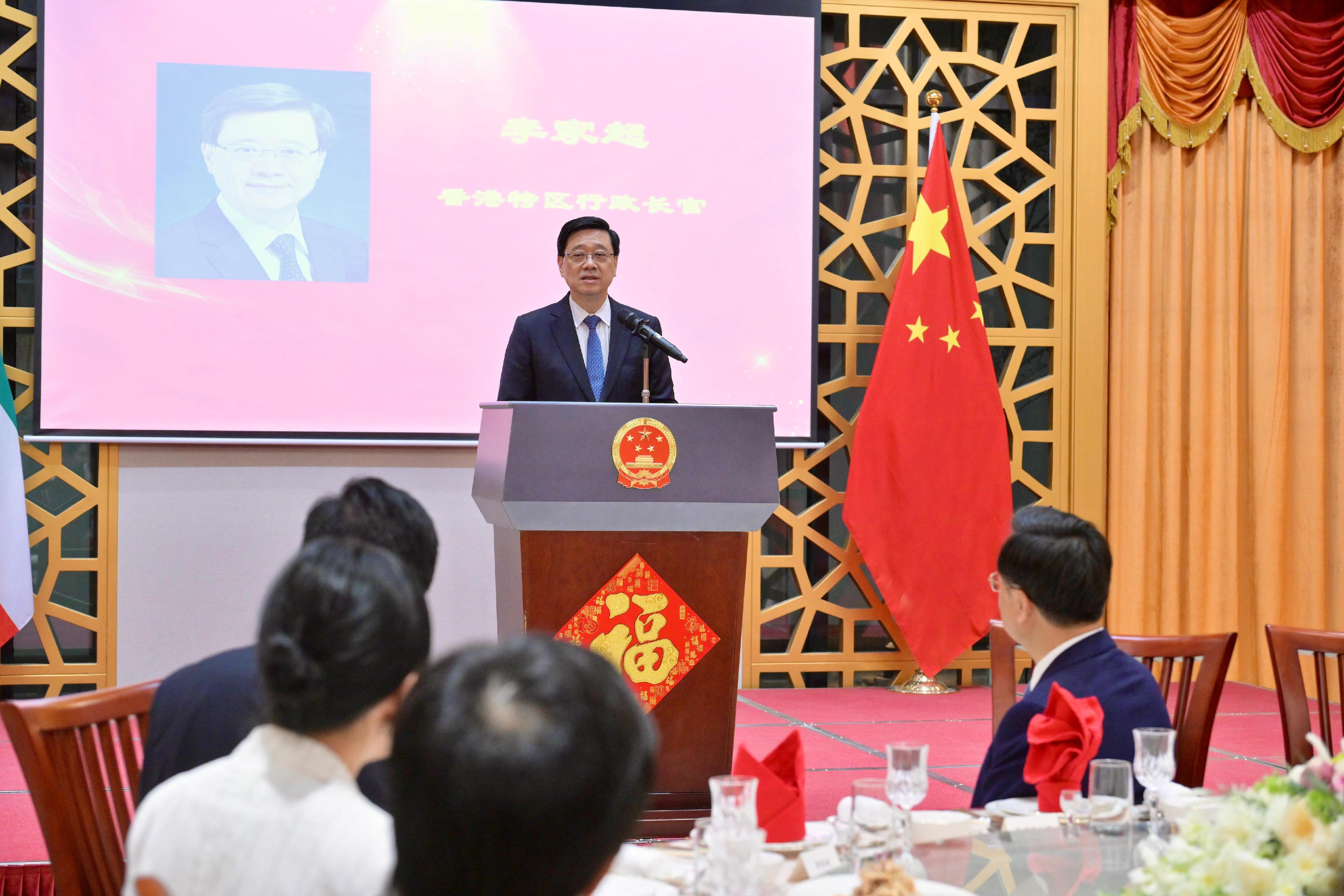 行政長官李家超今日（五月十三日）在科威特出席中華人民共和國駐科威特國特命全權大使張建衛所設的交流餐敍。圖示李家超在交流餐敍致辭。