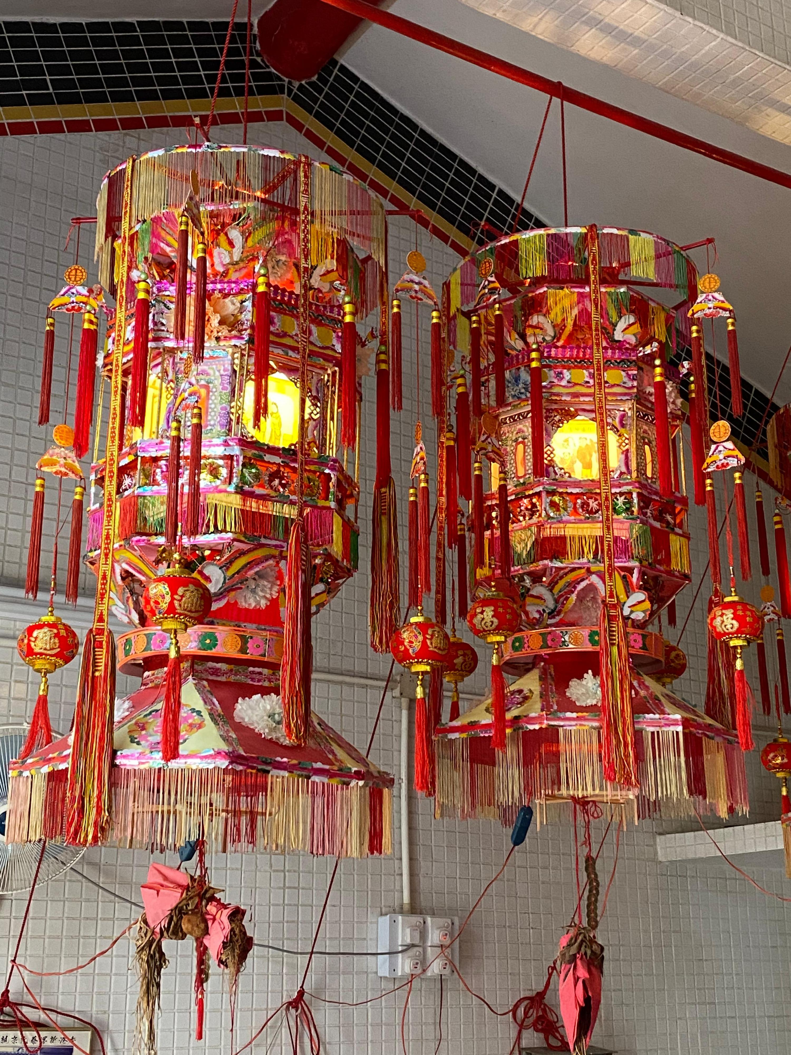 康樂及文化事務署非物質文化遺產辦事處將於六月主辦首屆「香港非遺月」。重點節目、精選六個地區的「非遺精華遊蹤」五月十六日開放申請。圖示沙田區的小瀝源村蔡氏家祠內懸掛着丁燈，參加者可藉此了解紮作技藝。