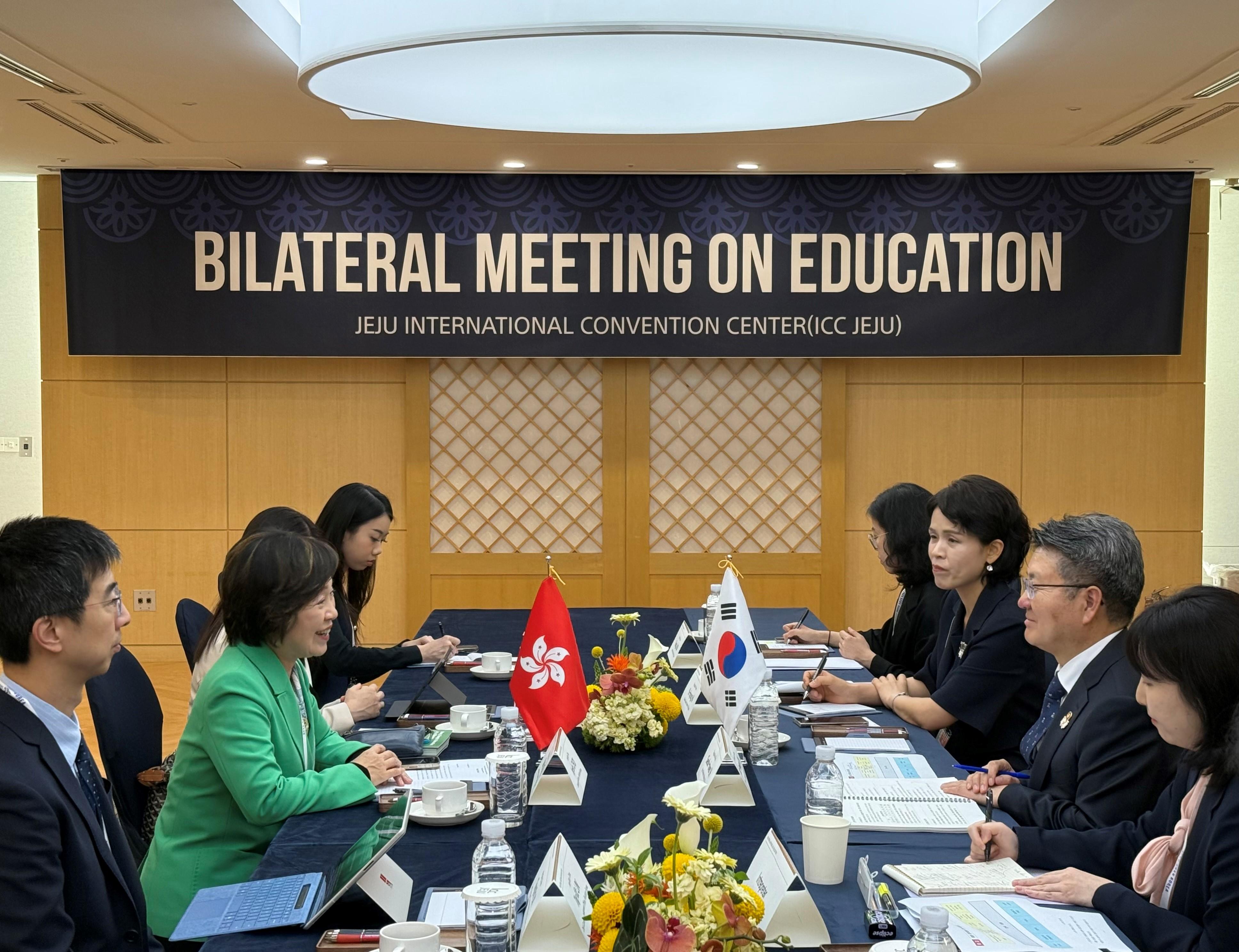 The Secretary for Education, Dr Choi Yuk-lin (second left), met the Vice Minister of Education of Korea, Dr Oh Seok-hwan (second right), in Jeju, Korea, yesterday (May 13) to exchange views on strengthening education collaboration between Korea and Hong Kong.
