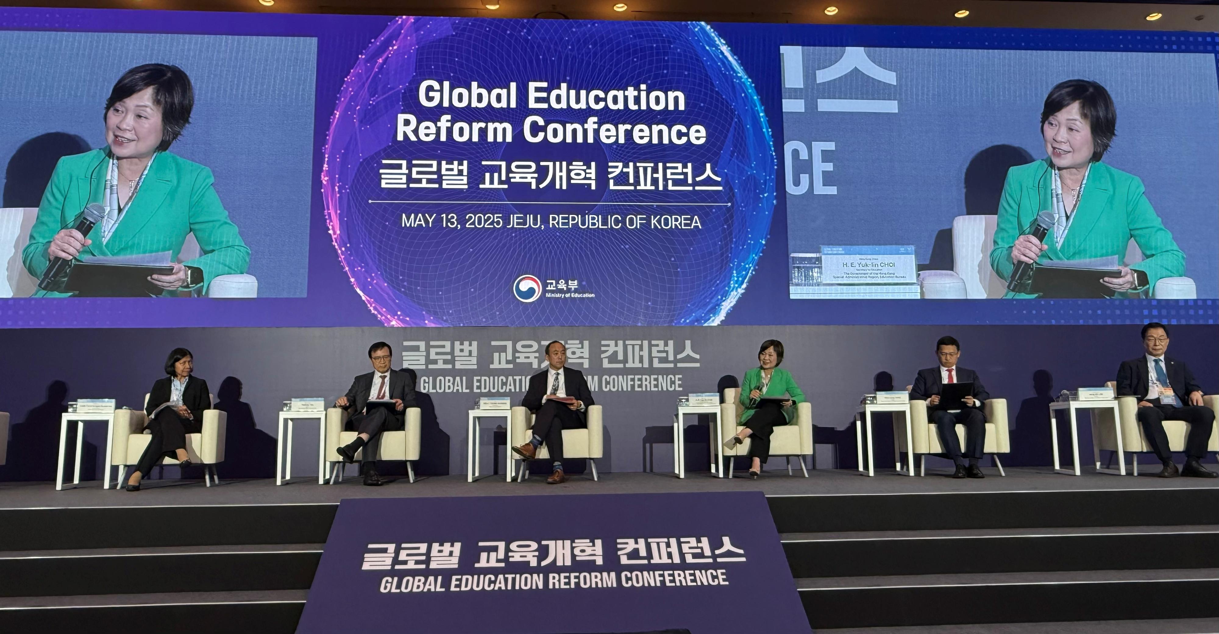 The Secretary for Education, Dr Choi Yuk-lin (third right), delivered a speech at the Asia-Pacific Economic Cooperation Global Education Reform Conference in Jeju, Korea, yesterday (May 13) to share Hong Kong’s practical experience in information technology education and development as an international post-secondary education hub.
