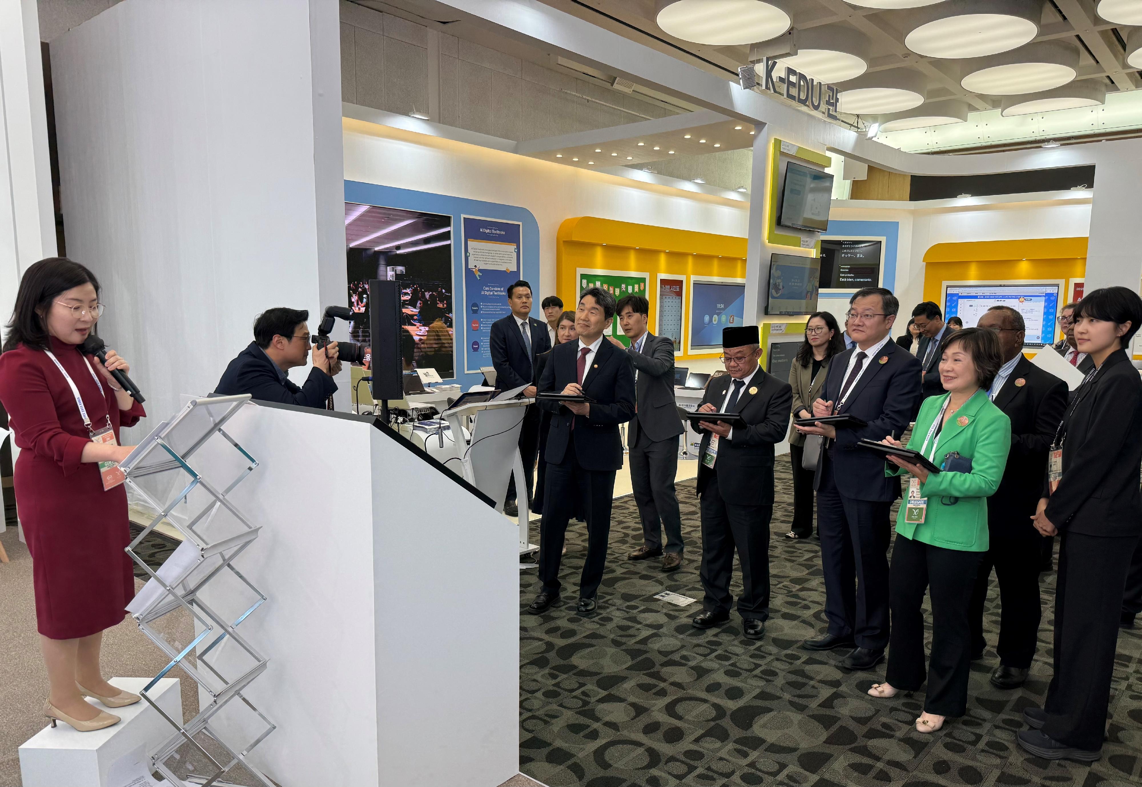 The Secretary for Education, Dr Choi Yuk-lin (front row, second right), visited an education exhibition of the Asia-Pacific Economic Cooperation (APEC) together with the Acting President, Deputy Prime Minister and Minister of Education of Korea, Dr Lee Ju-ho (front row, fifth right), and other education ministers of the APEC economies in Jeju, Korea, yesterday (May 13).