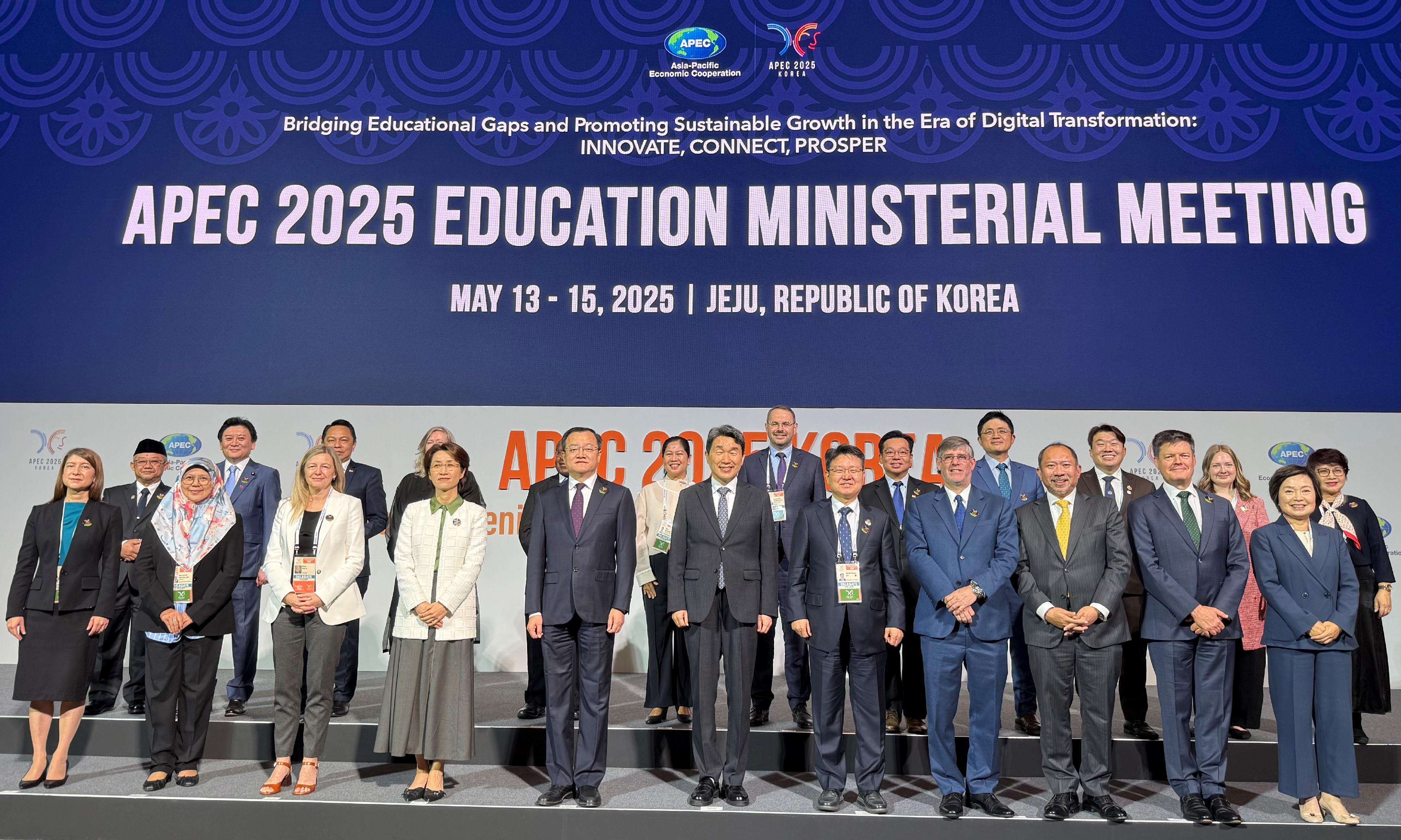 The Secretary for Education, Dr Choi Yuk-lin, attended the 7th Asia-Pacific Economic Cooperation (APEC) Education Ministerial Meeting in Jeju, Korea, today (May 14). Photo shows Dr Choi (front row, first right) and other education ministers of the APEC economies.