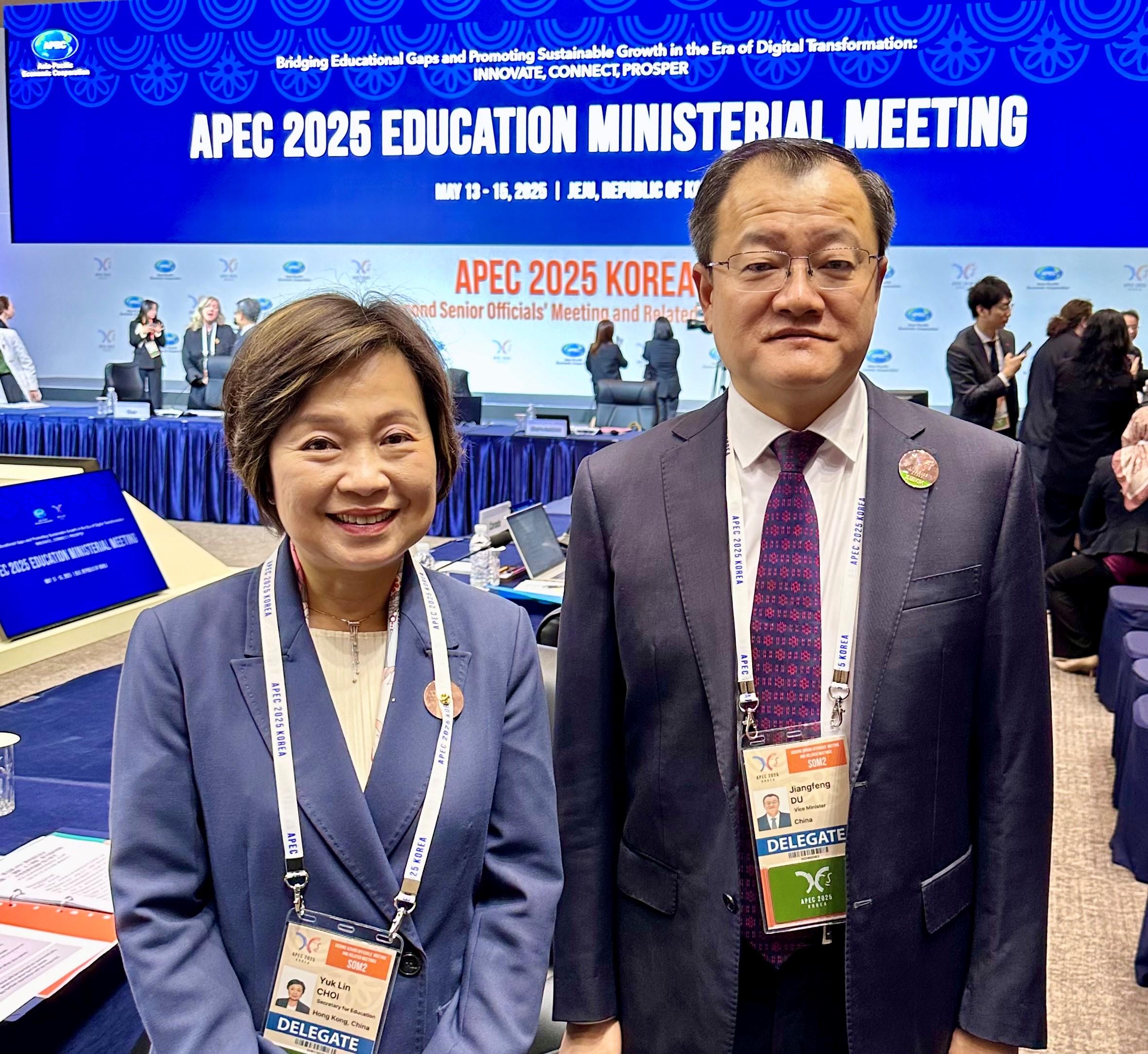 The Secretary for Education, Dr Choi Yuk-lin, attended the 7th Asia-Pacific Economic Cooperation Education Ministerial Meeting in Jeju, Korea, today (May 14). Photo shows Dr Choi (left) and Vice Minister of Education of the Ministry of Education Dr Du Jiangfeng (right).