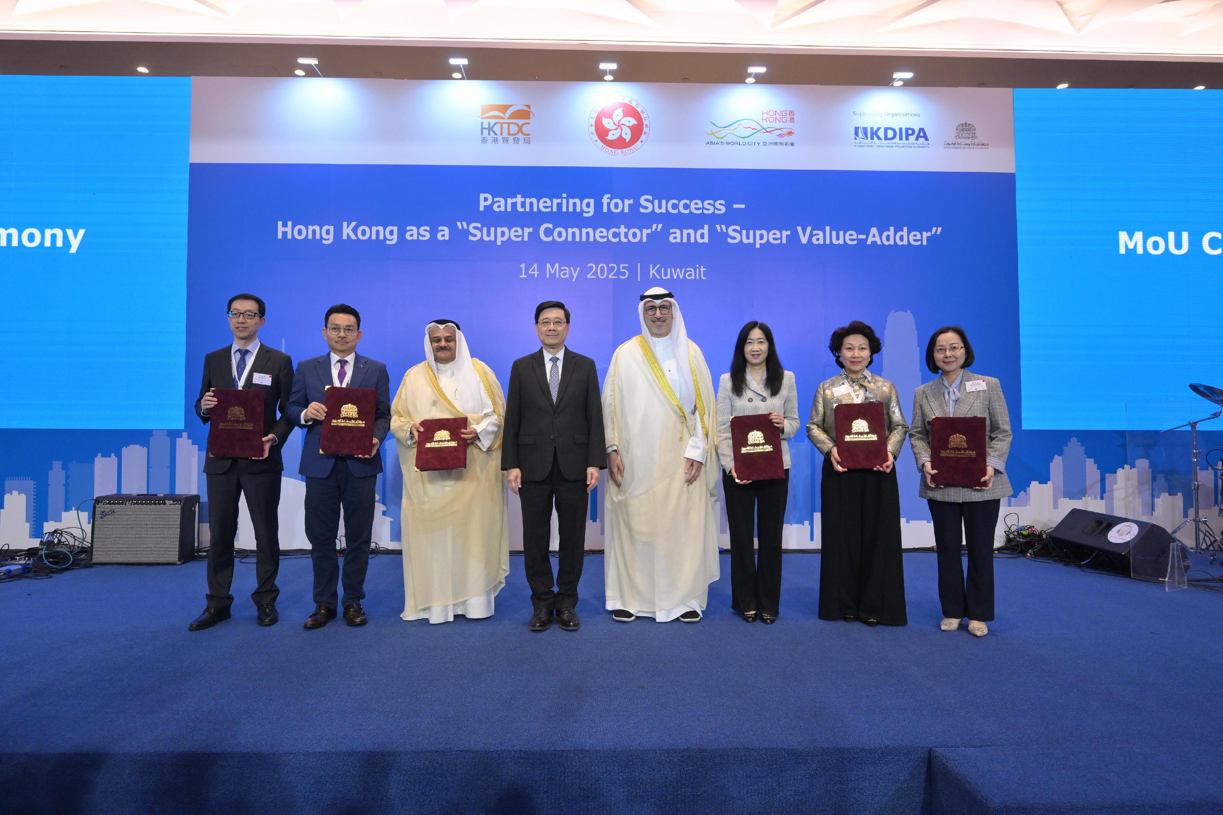 The Chief Executive, Mr John Lee, attended a business luncheon co-organised by the Hong Kong Economic and Trade Office in Dubai and the Hong Kong Trade Development Council in Kuwait today (May 14). Photo shows Mr Lee (fourth left) witnessing the exchange of Memoranda of Understanding and agreements between government departments, enterprises and organisations.