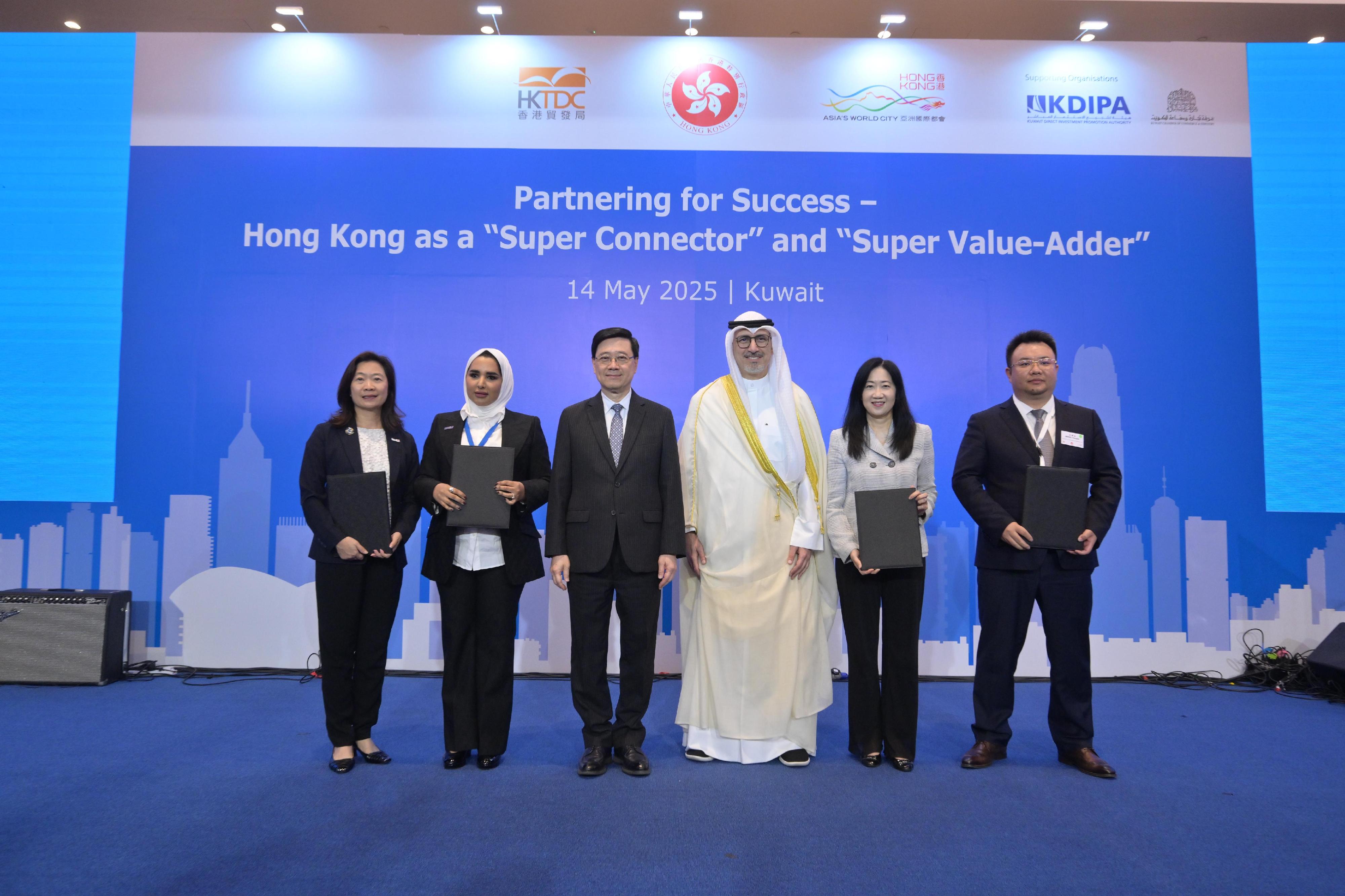 The Chief Executive, Mr John Lee, attended a business luncheon co-organised by the Hong Kong Economic and Trade Office in Dubai and the Hong Kong Trade Development Council in Kuwait today (May 14). Photo shows Mr Lee (third left) witnessing the exchange of Memoranda of Understanding and agreements between government departments, enterprises and organisations.