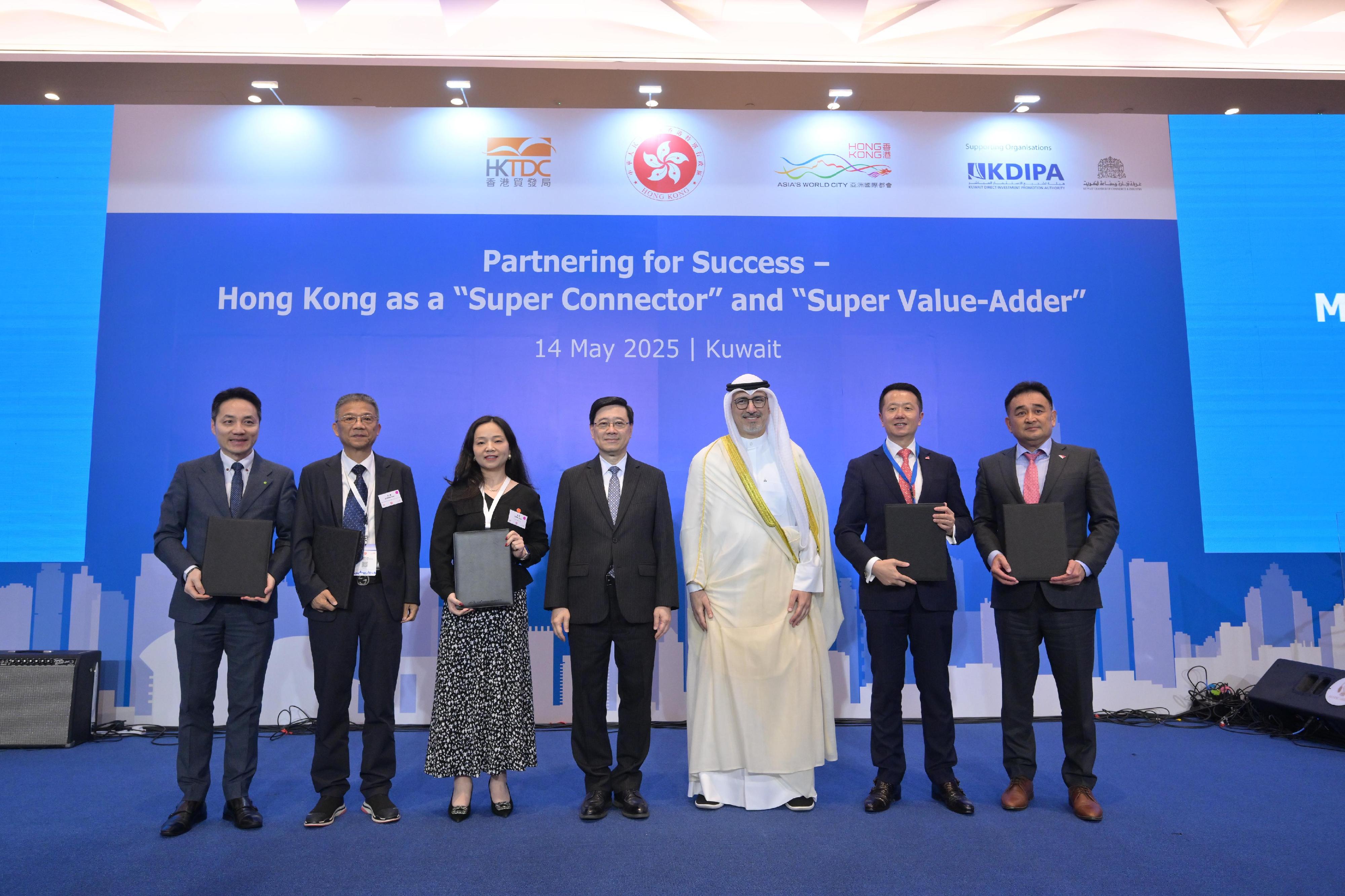The Chief Executive, Mr John Lee, attended a business luncheon co-organised by the Hong Kong Economic and Trade Office in Dubai and the Hong Kong Trade Development Council in Kuwait today (May 14). Photo shows Mr Lee (centre) witnessing the exchange of Memoranda of Understanding and agreements between government departments, enterprises and organisations.