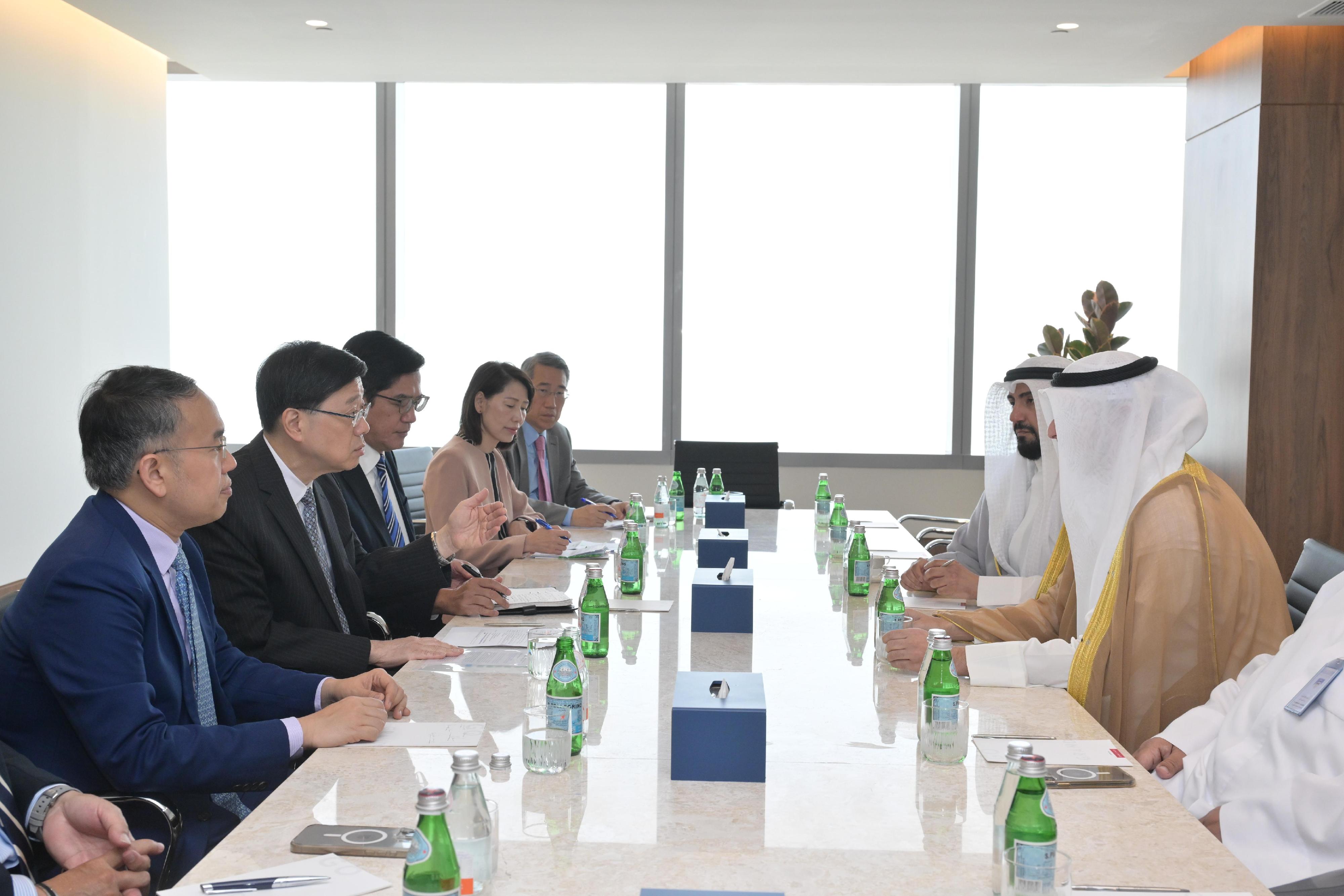 The Chief Executive, Mr John Lee (second left), meets with representatives of the Kuwait Direct Investment Promotion Authority in Kuwait today (May 14) to understand the strategies and results of attracting enterprises and investments in Kuwait. 