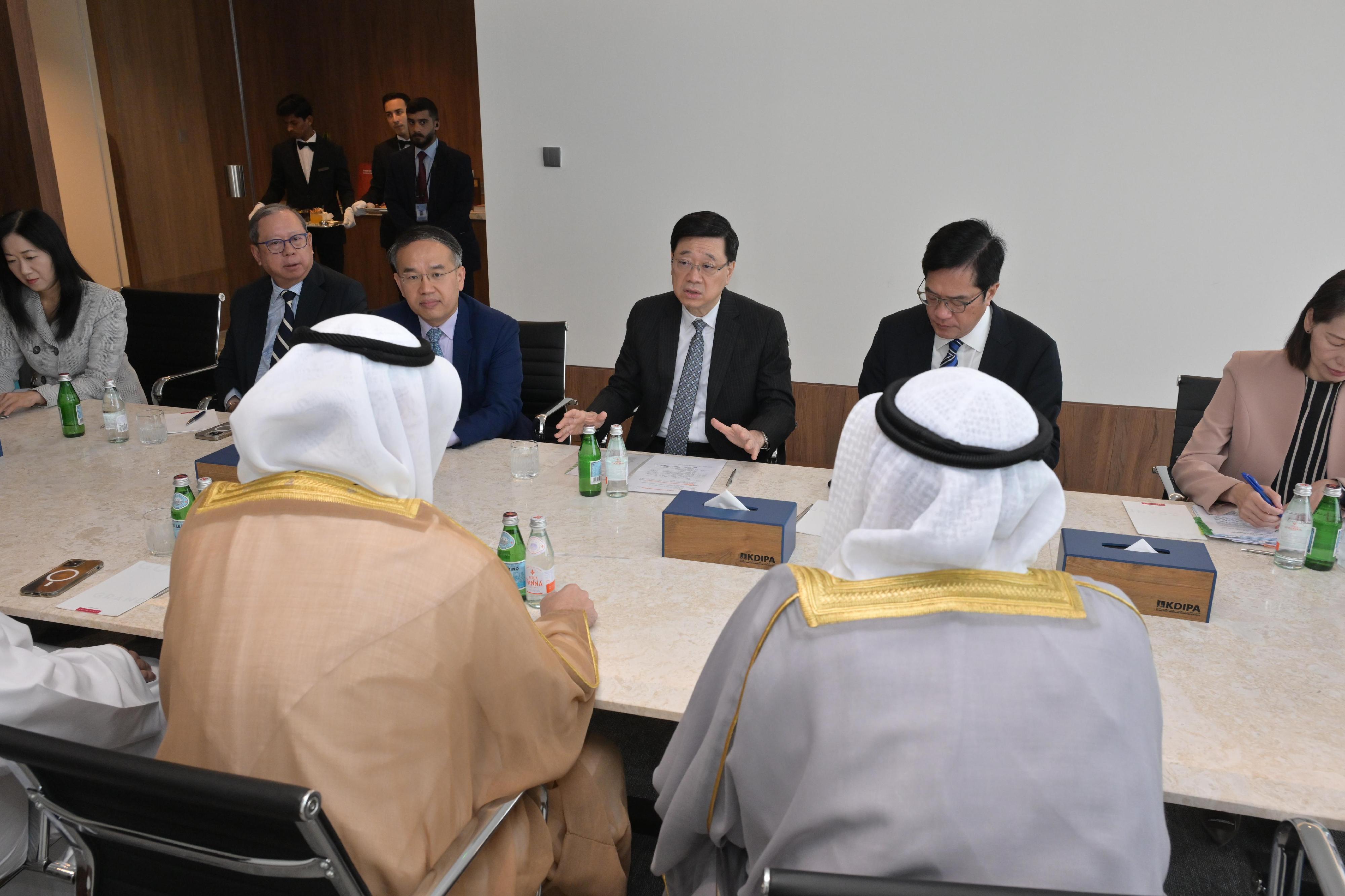 The Chief Executive, Mr John Lee (third right), meets with representatives of the Kuwait Direct Investment Promotion Authority in Kuwait today (May 14) to understand the strategies and results of attracting enterprises and investments in Kuwai.