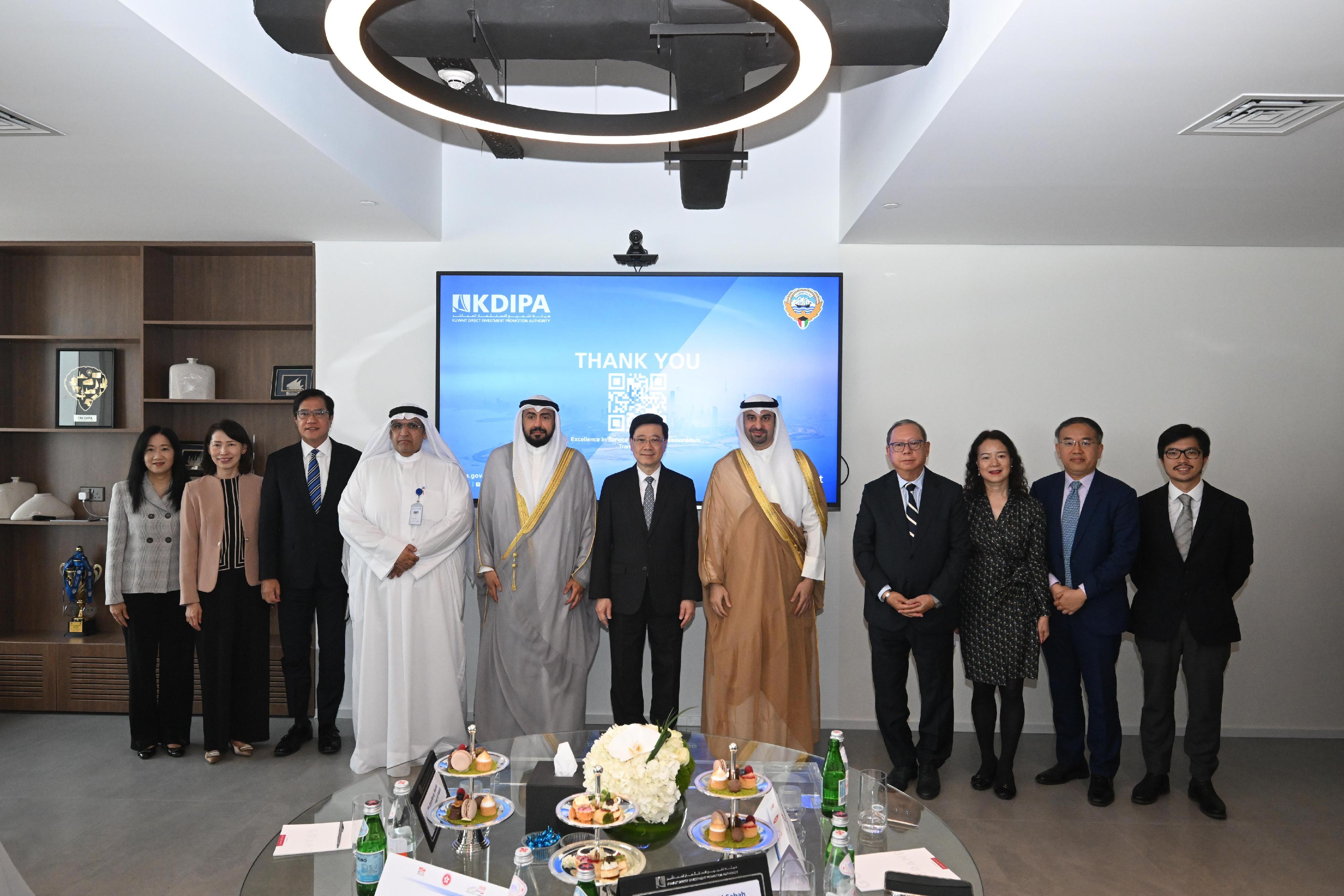 The Chief Executive, Mr John Lee (centre), meets with representatives of the Kuwait Direct Investment Promotion Authority in Kuwait today (May 14) to understand the strategies and results of attracting enterprises and investments in Kuwait.