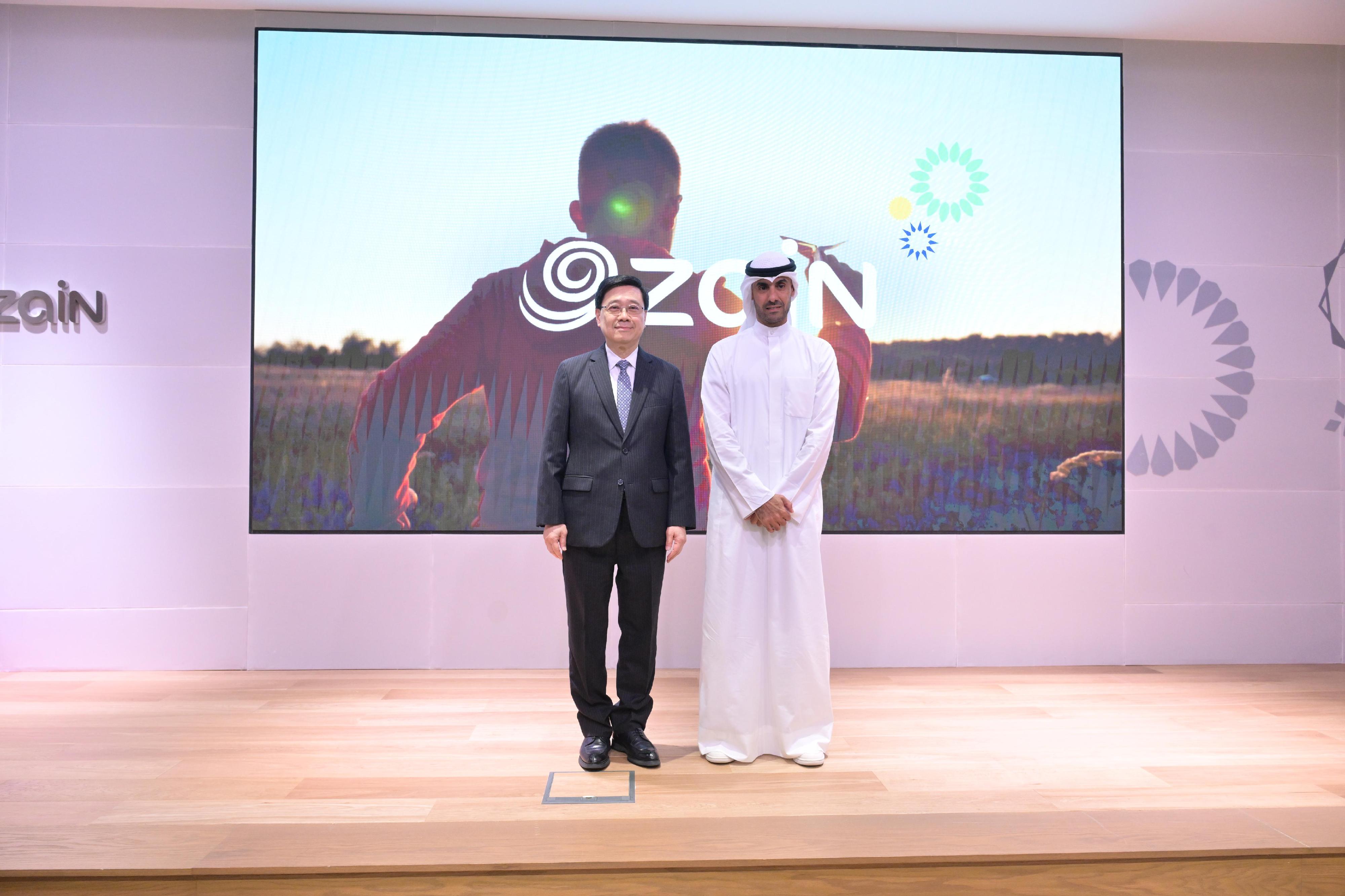 The Chief Executive, Mr John Lee (left), today (May 14) visited Zain Group, a major mobile telecommunications company in Kuwait, to learn about its business in innovative technologies and digital communications.
