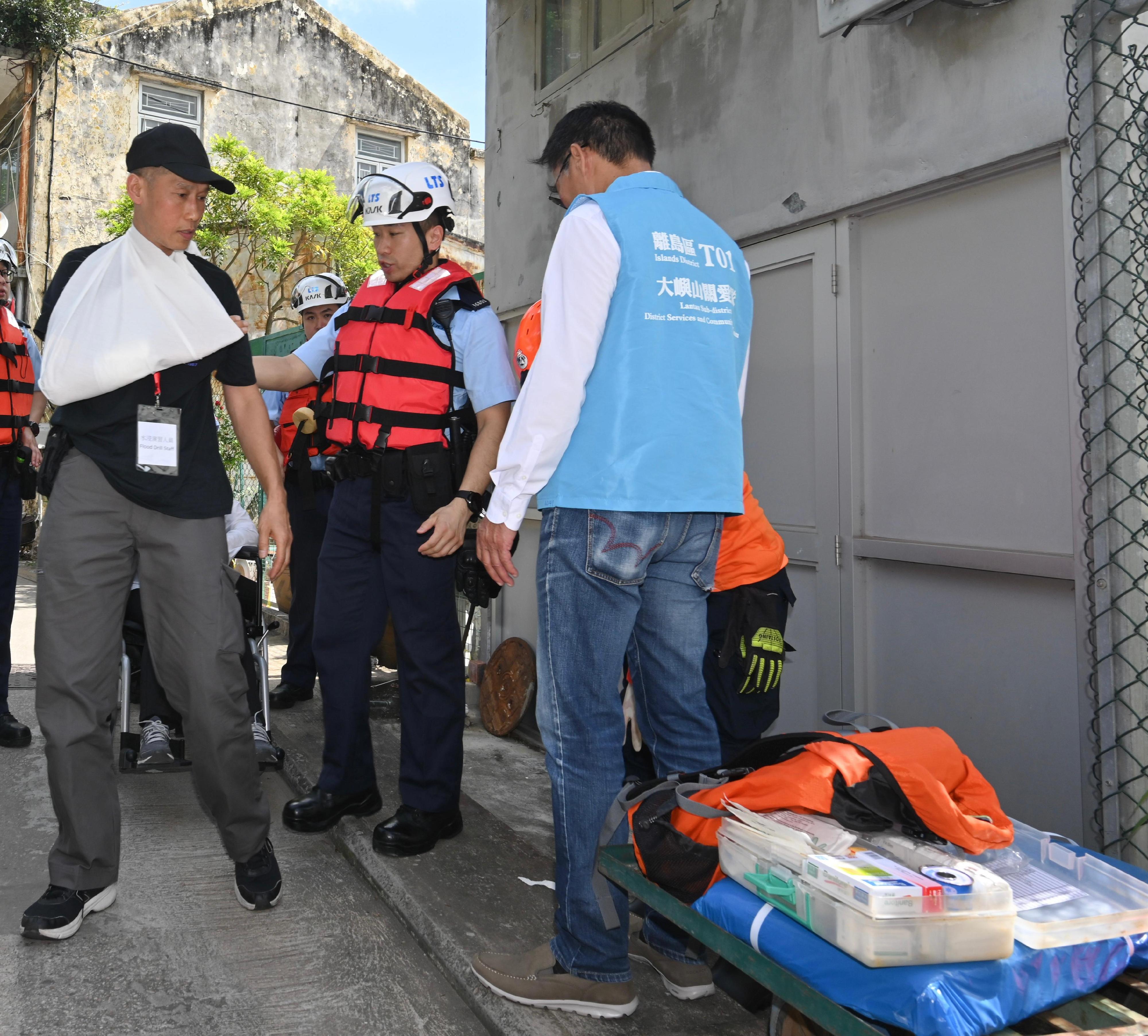 The Islands District Office conducted an interdepartmental rescue and evacuation drill in the event of flooding in Tai O today (May 15).  Photo shows police officers rescuing a trapped resident who has called for assistance during the drill.