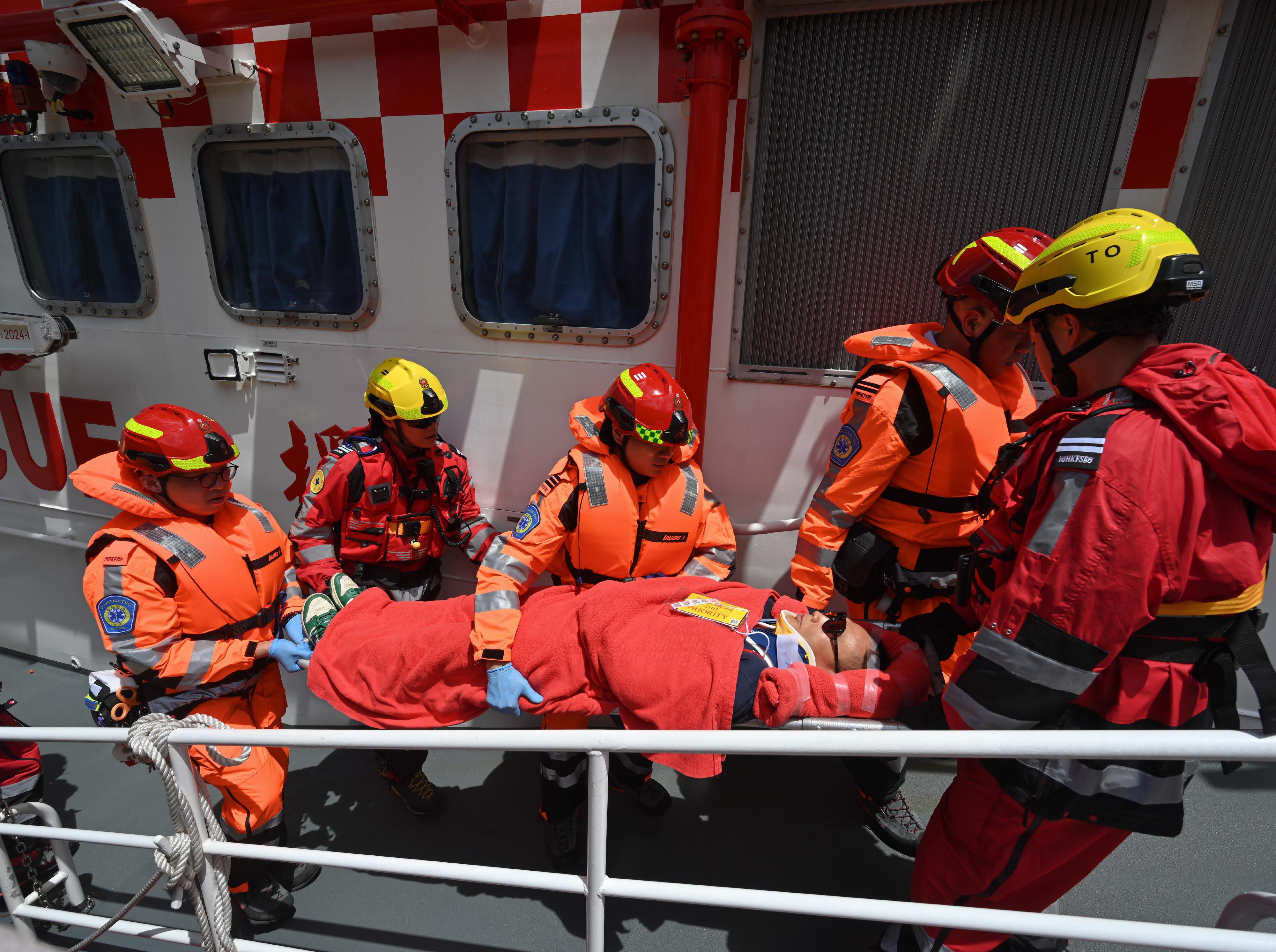 The Islands District Office conducted an interdepartmental rescue and evacuation drill in the event of flooding in Tai O today (May 15).  Photo shows firemen rescuing a trapped resident during the drill.