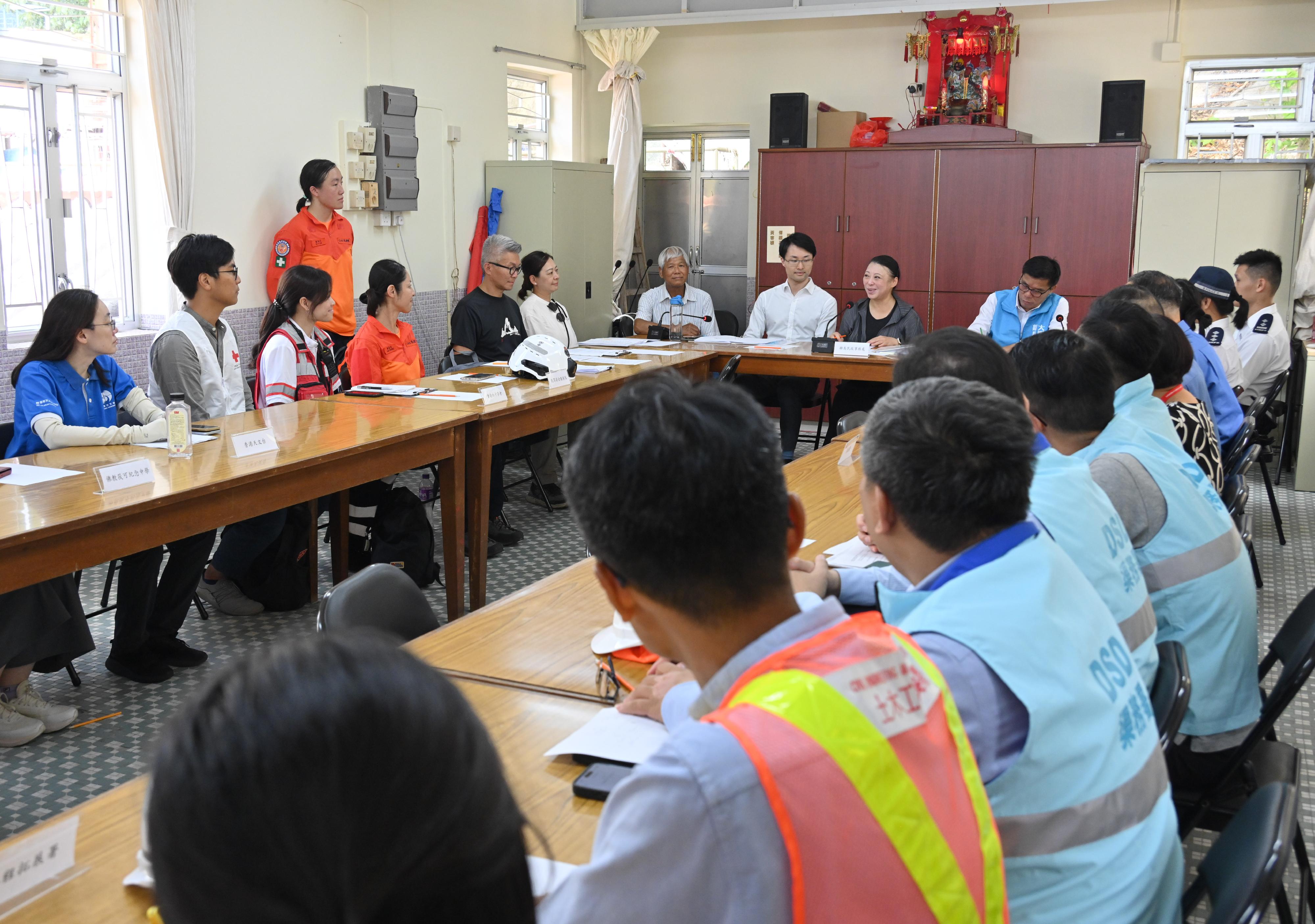 The Islands District Office conducted an interdepartmental rescue and evacuation drill in the event of flooding in Tai O today (May 15).  Photo shows the staff members of the Islands District Office and representatives from participating departments and organisations reviewing the emergency response actions and relevant arrangements after the drill.