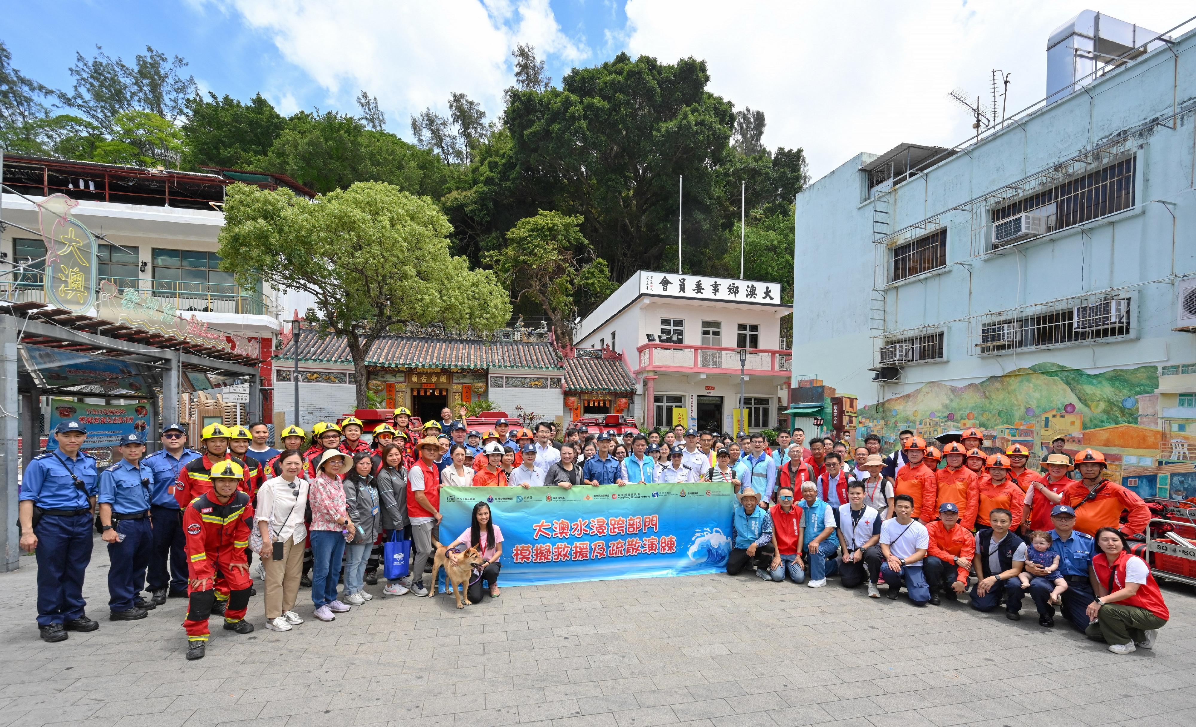 The Islands District Office conducted an interdepartmental rescue and evacuation drill in the event of flooding in Tai O today (May 15).  Photo shows the staff members of the Islands District Office and representatives from participating departments and organisations after the drill.