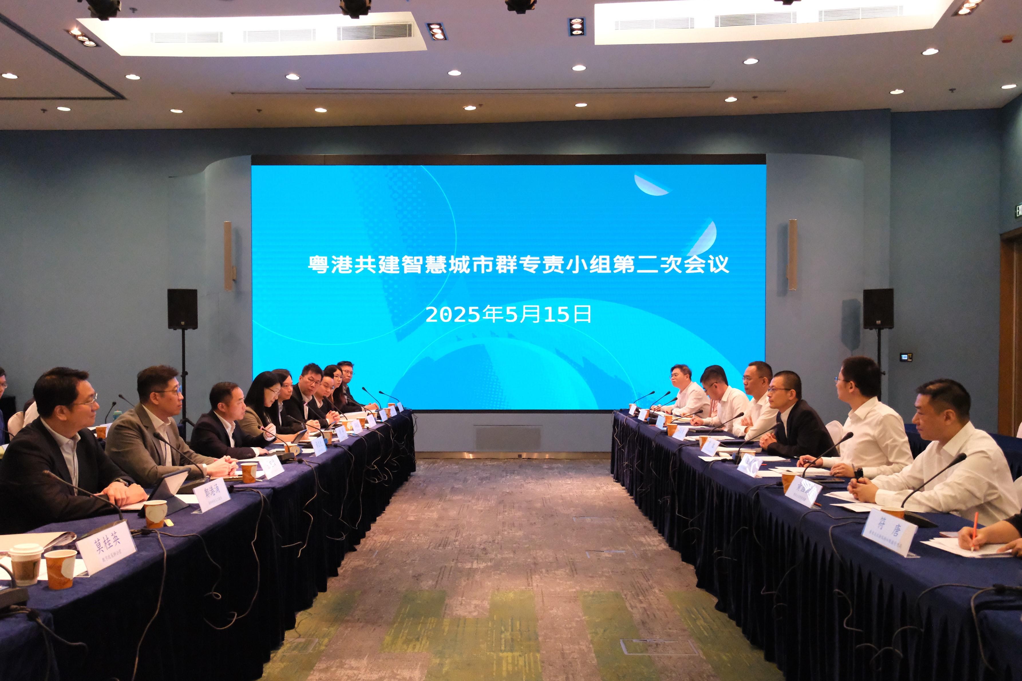 The Commissioner for Digital Policy, Mr Tony Wong (third left), together with representatives from various bureaux/departments, attended the second meeting of the Hong Kong/Guangdong Expert Group on Co-developing a Smart City Cluster today (May 15). Photo shows Mr Wong exchanging views with the Deputy Director-General of the Guangdong Provincial Administration of Government Service and Data, Mr Xiong Xiong (third right), on continuously deepening sustained co-operation in smart city development between the Hong Kong Special Administrative Region and Guangdong Province.