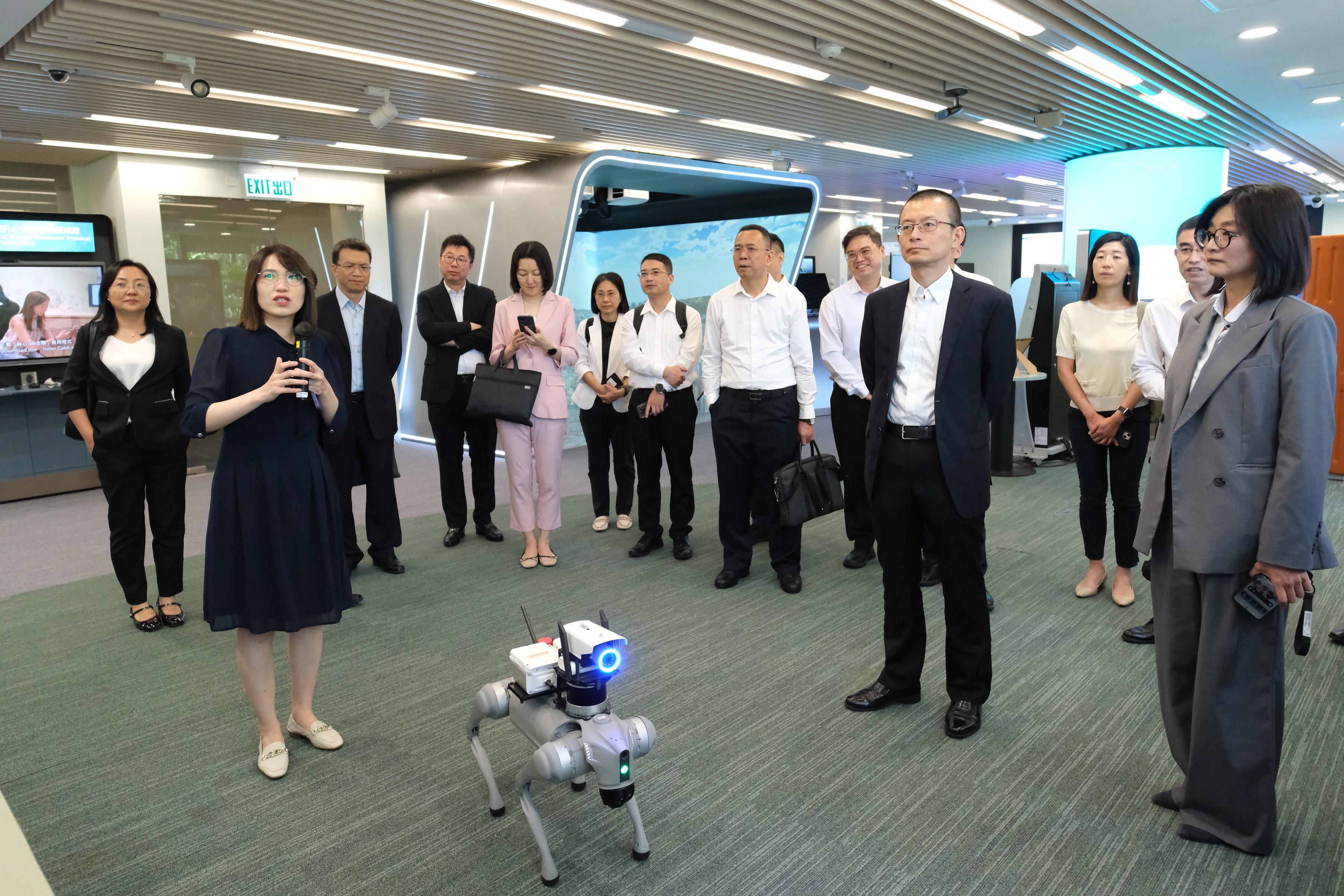 The Digital Policy Office (DPO) arranged for the Guangdong delegation of the Hong Kong/Guangdong Expert Group on Co-developing a Smart City Cluster to visit the Smart Government Innovation Lab at the DPO office located at Cyberport today (May 15) to learn more about the innovative solutions and products of local start-ups and small and medium enterprises, with the aim of facilitating the adoption of innovative technology to enhance city management and provide better public services for citizens.
