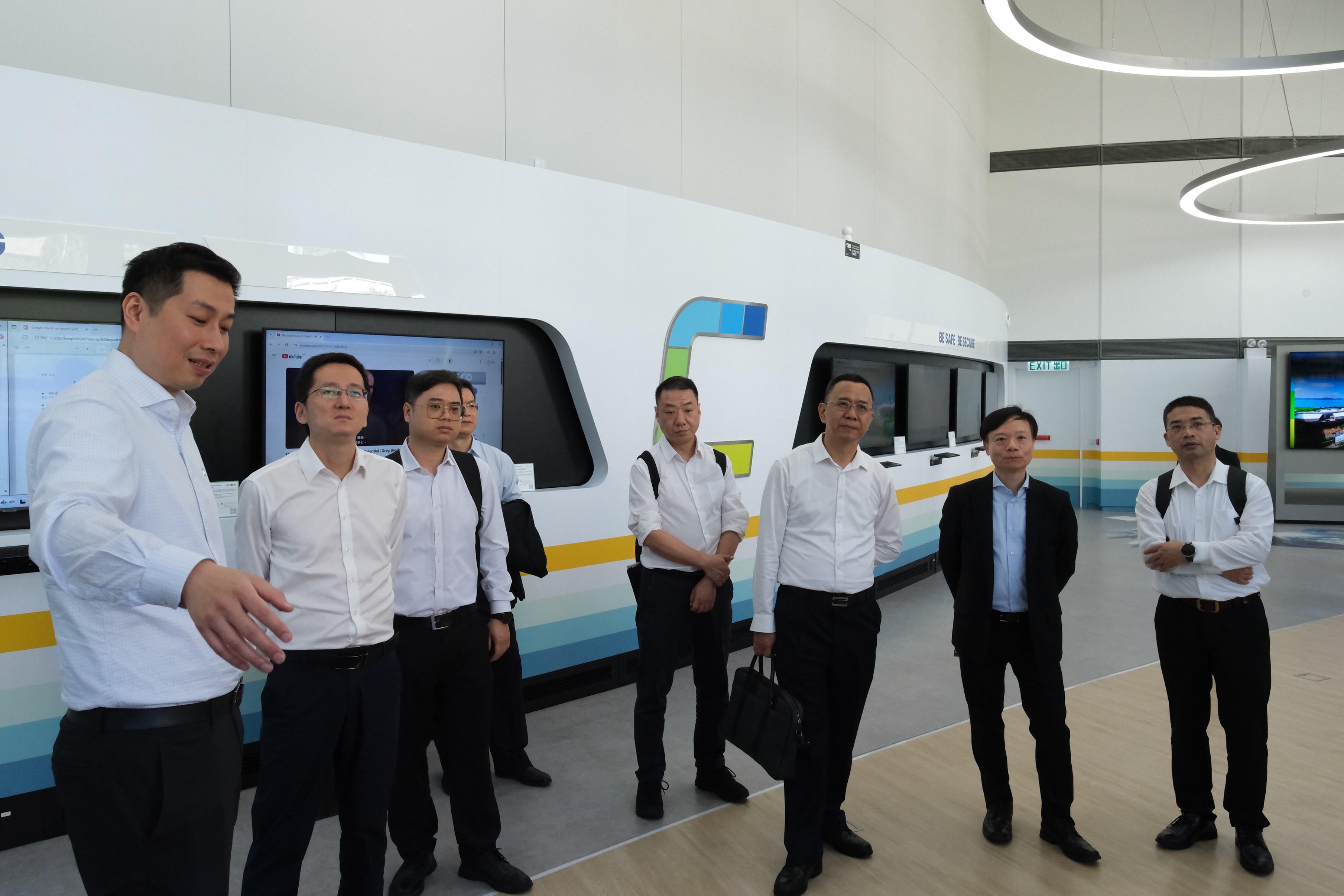 The Digital Policy Office arranged for the Guangdong delegation of the Hong Kong/Guangdong Expert Group on Co-developing a Smart City Cluster to visit Cyberport's Digital Tech Centre today (May 15) to learn how Hong Kong's innovation and technology enterprises apply cutting-edge technologies, such as AI, blockchain and Web3.0, and about their business applications.