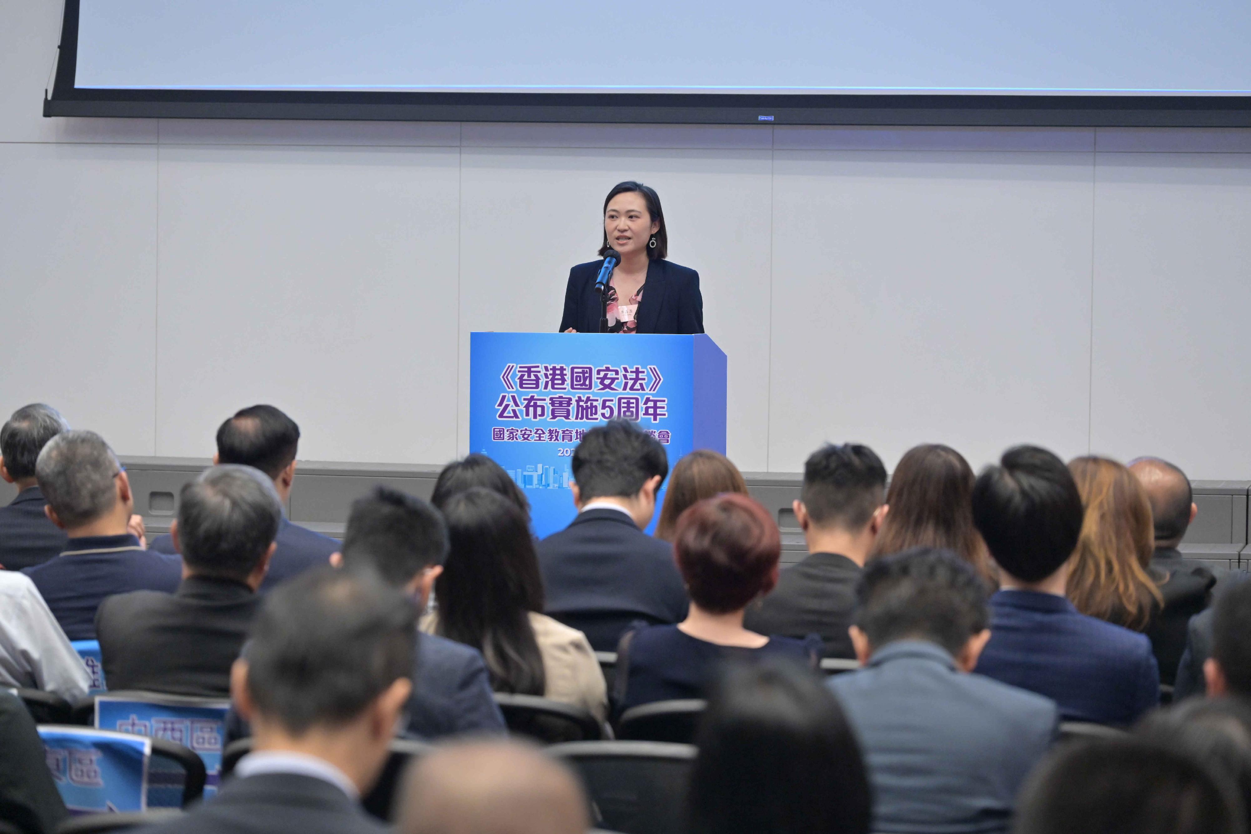 The seminar on the 5th anniversary of promulgation and implementation of the Hong Kong National Security Law for National Security Education District Tutors was held today (May 15). Photo shows district tutor Ms Li Ka-ying sharing her valuable experience in promoting national security education and raising public awareness of national security in the community.