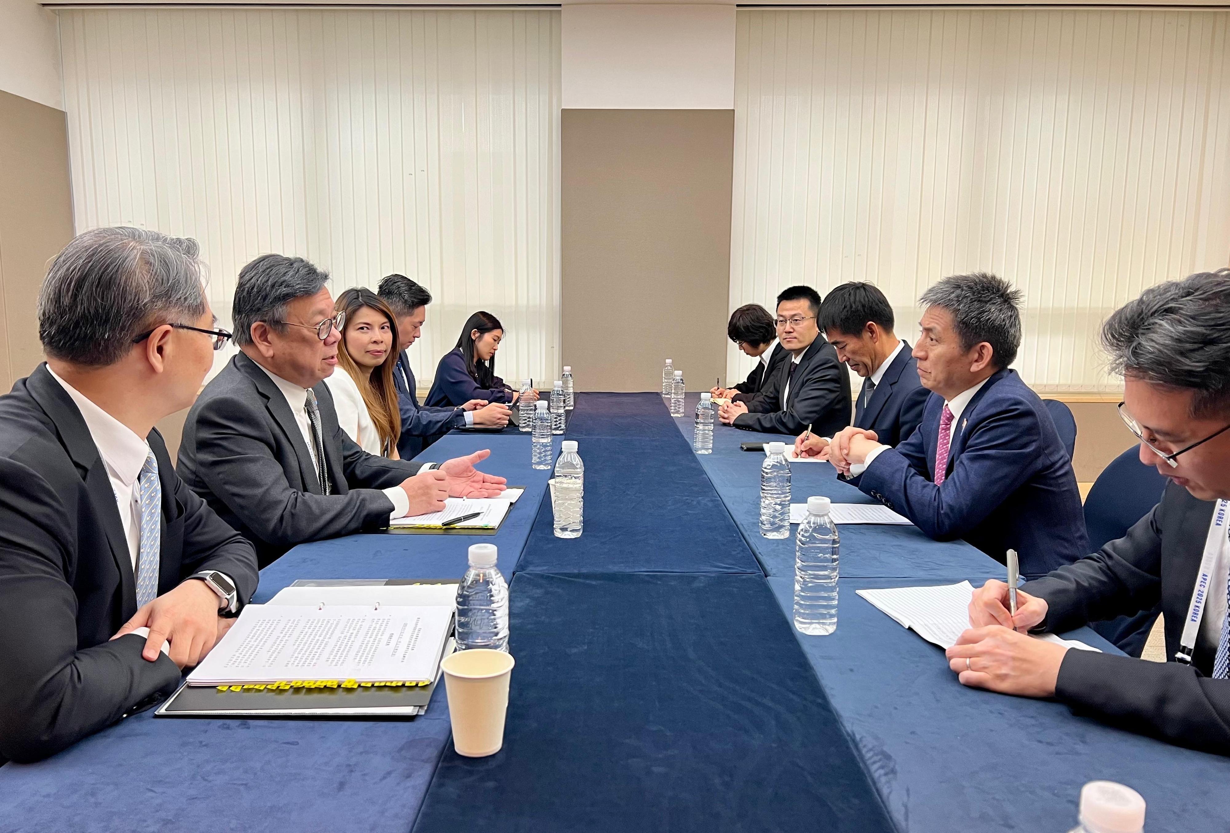 商務及經濟發展局局長丘應樺（左二）今日（五月十五日）在韓國濟州出席亞太區經濟合作組織貿易部長會議期間，與國家商務部國際貿易談判代表兼副部長李成鋼（右二）會面，就雙方關注的議題交換意見。工業貿易署署長廖廣翔（左一）亦有出席。