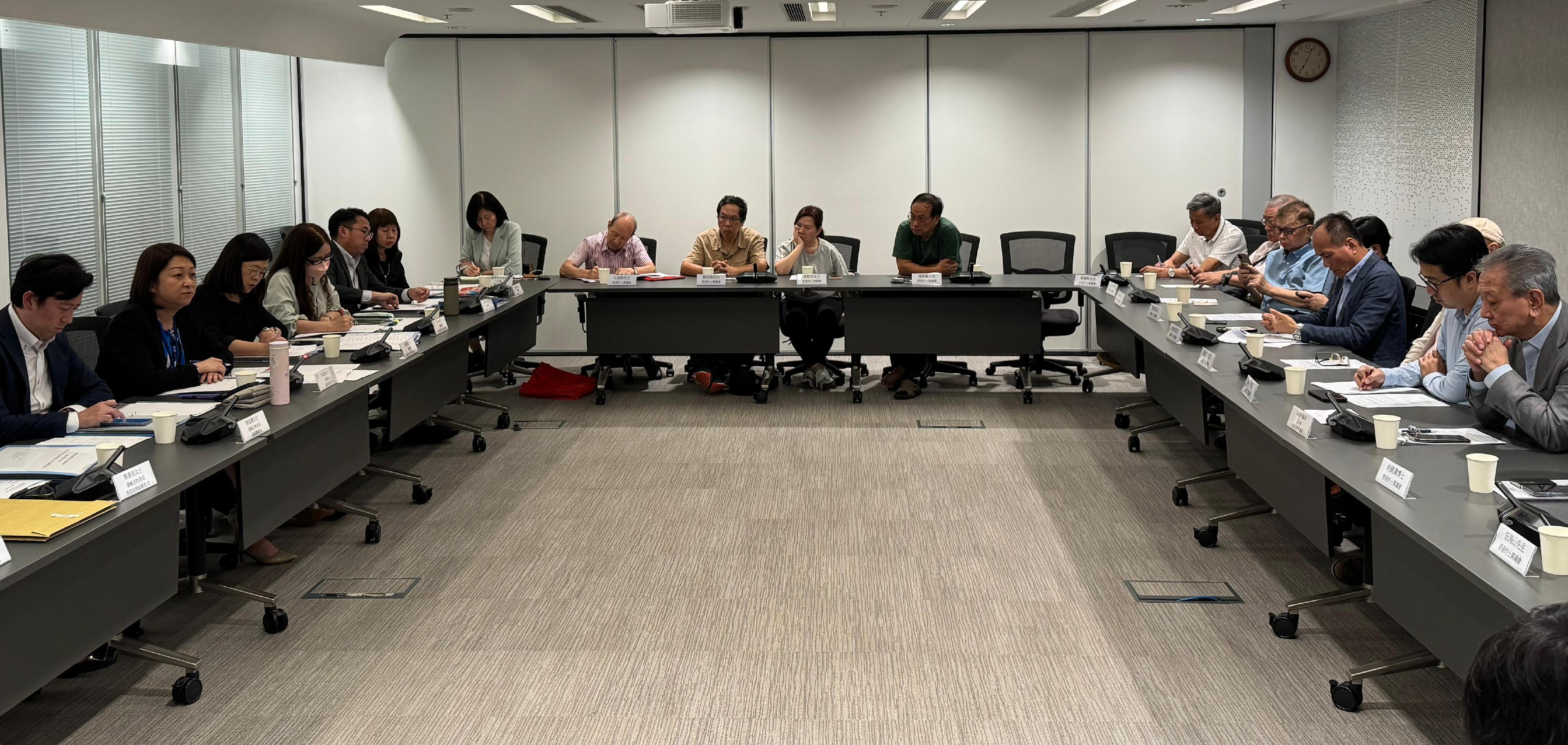 The Commissioner for Transport, Ms Angela Lee (second left), today (May 15) met with some 20 taxi trade representatives and Legislative Council Member concerned, and exchanged views on their concerns about illegal carriage of passengers for reward activities, regulating online car hailing platforms and improving taxi service quality, reiterating the Government's determination to continuously combat illegal hire car services in accordance with the law and formulate legislative proposals on regulation of online car hailing platforms within 2025. Representatives of the Transport and Logistics Bureau also attended.
