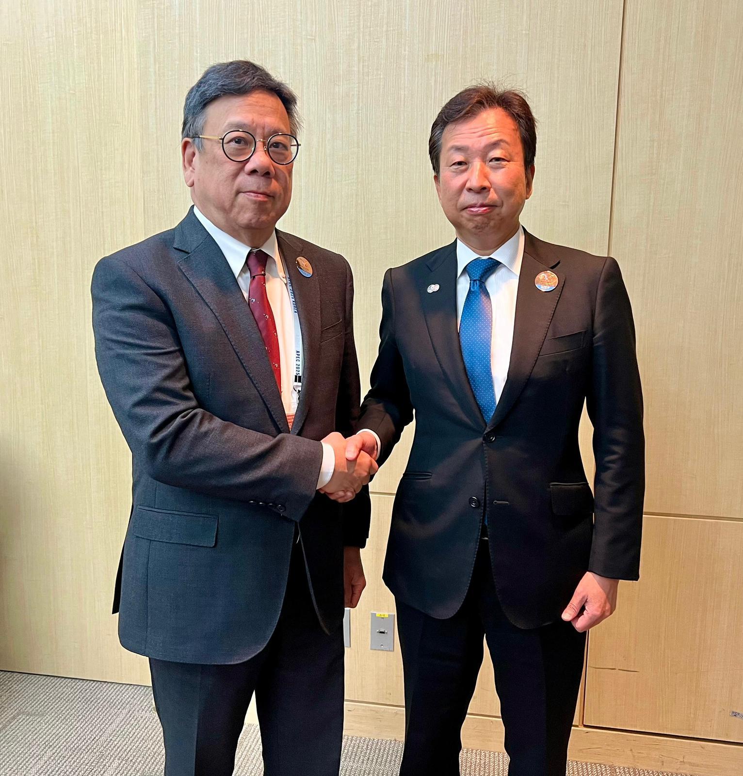 商務及經濟發展局局長丘應樺（左）今日（五月十六日）在韓國濟州出席亞太區經濟合作組織貿易部長會議期間，與日本經濟產業副大臣大串正樹（右）舉行雙邊會議，就各項經貿議題交換意見。