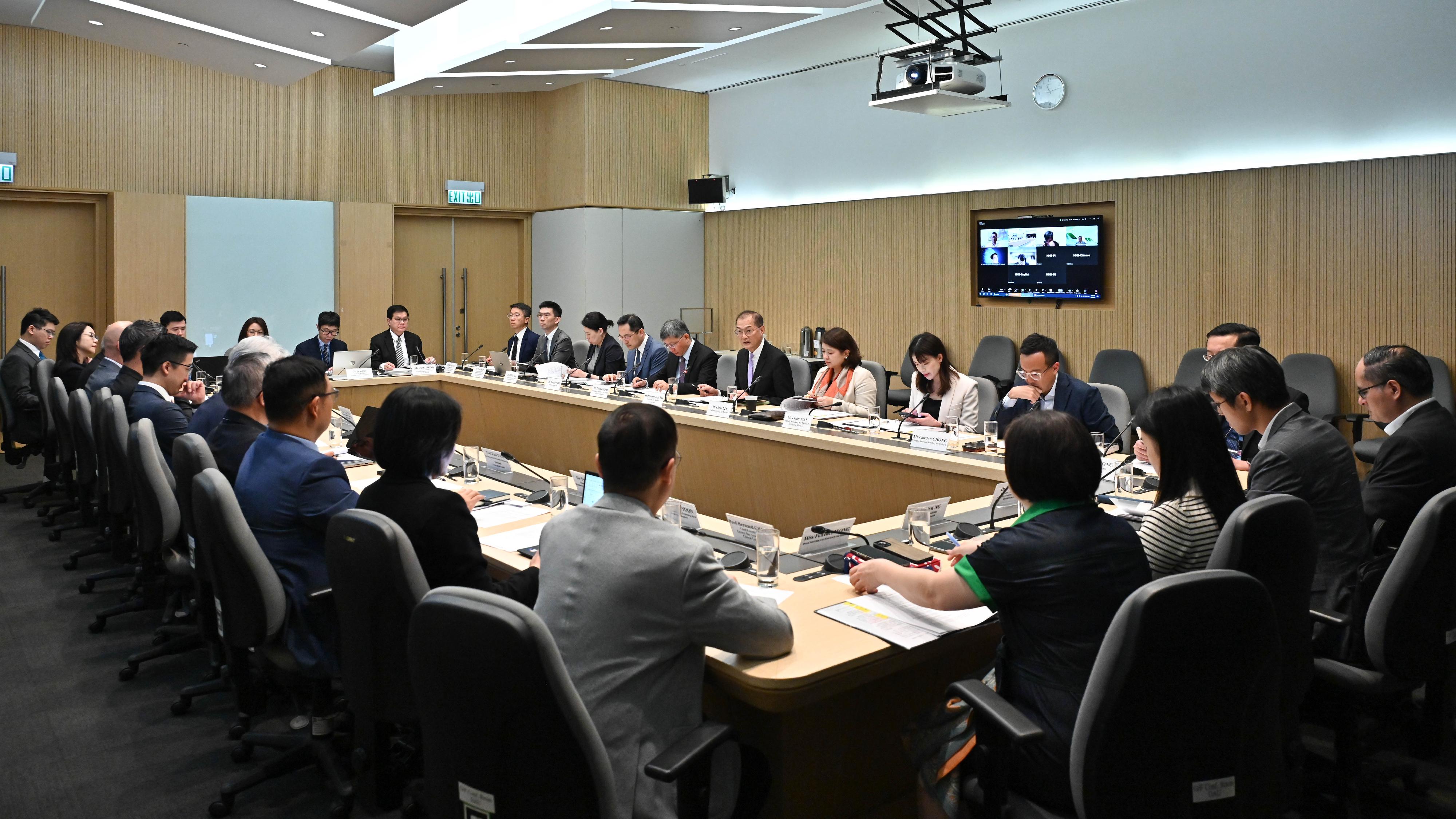 The Secretary for Health, Professor Lo Chung-mau (sixth left), chairs the first meeting of the Advisory Committee on Health and Medical Innovation Development today (May 16) to listen to members' insights on the work of establishing the Hong Kong Centre for Medical Products Regulation and the Real-World Study and Application Centre.